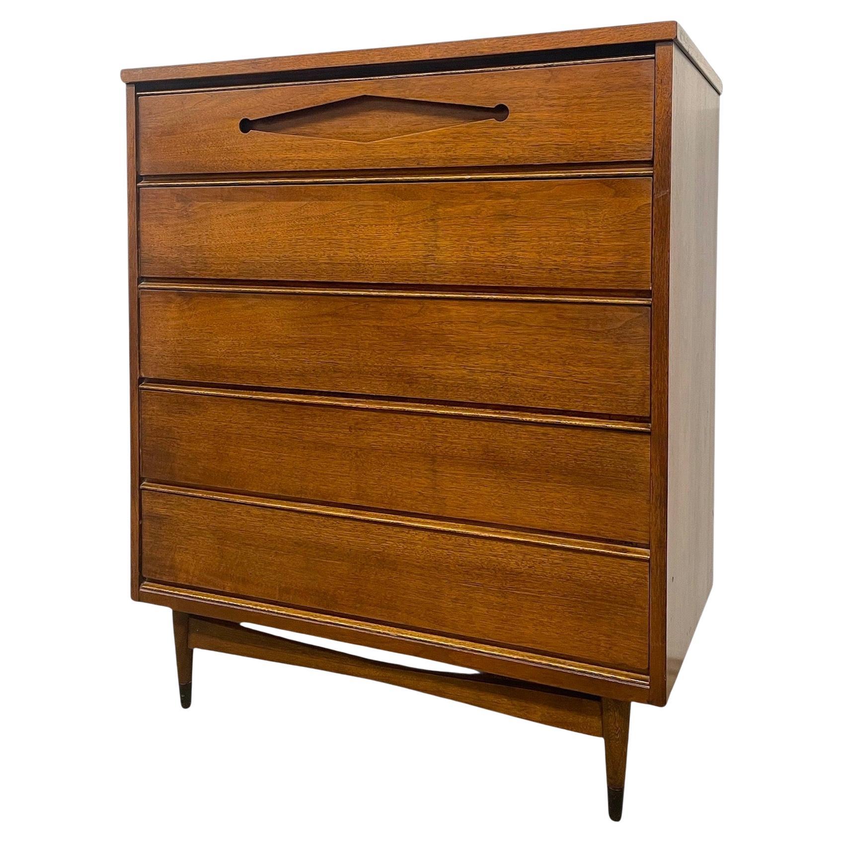 Comò a 5 cassetti vintage del Mid Century Modern con tiranti scolpiti