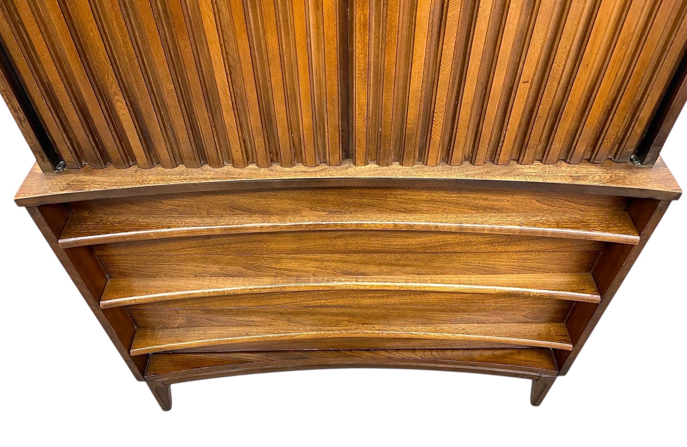 Comò Highboy a 5 cassetti Vintage Mid Century Modern con frontali scolpiti in vendita 6