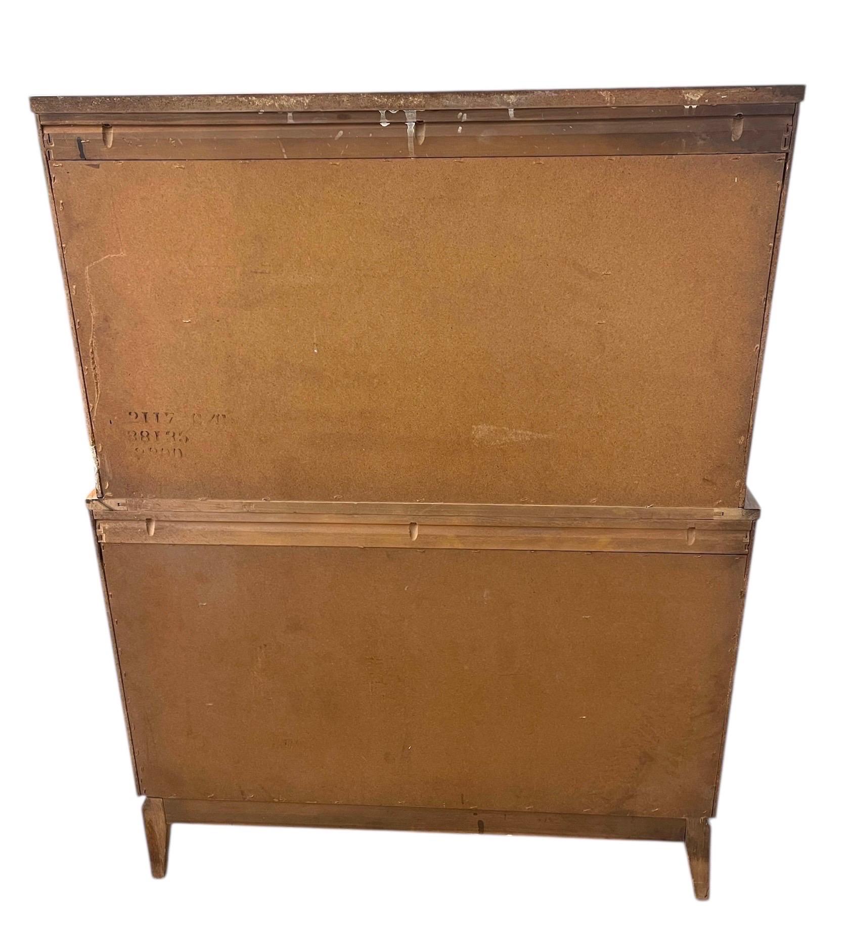 Comò Highboy a 5 cassetti Vintage Mid Century Modern con frontali scolpiti in vendita 7