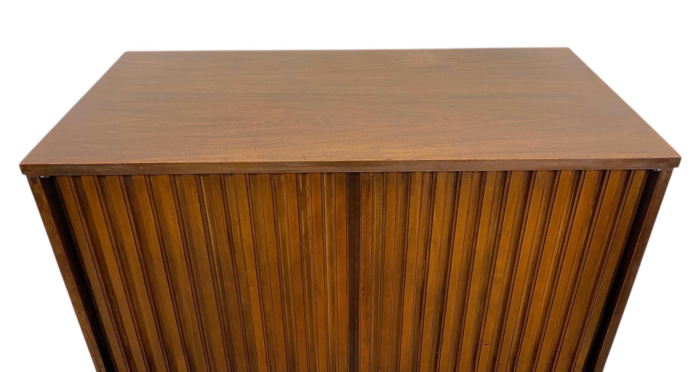 Comò Highboy a 5 cassetti Vintage Mid Century Modern con frontali scolpiti In condizioni buone in vendita a Seattle, WA