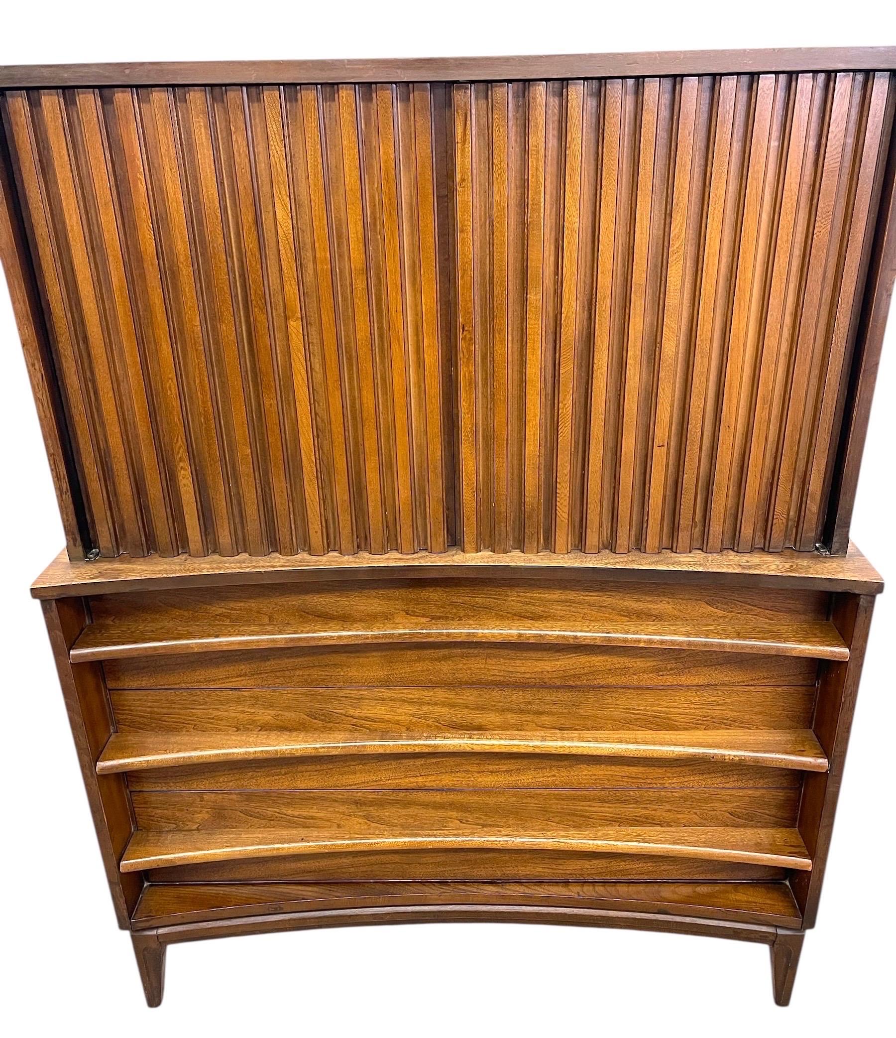 XX secolo Comò Highboy a 5 cassetti Vintage Mid Century Modern con frontali scolpiti in vendita