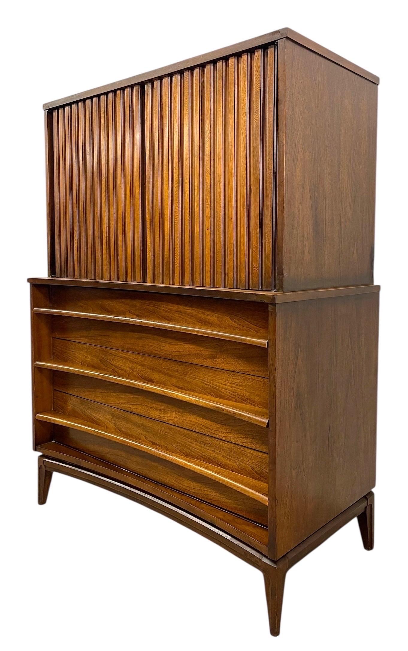 Altro Comò Highboy a 5 cassetti Vintage Mid Century Modern con frontali scolpiti in vendita