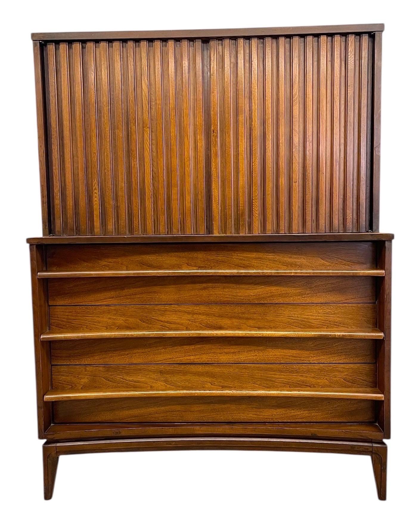 Comò Highboy a 5 cassetti Vintage Mid Century Modern con frontali scolpiti in vendita 1