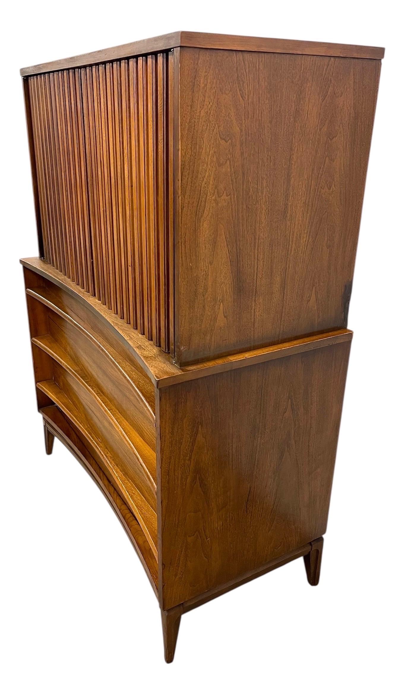 Comò Highboy a 5 cassetti Vintage Mid Century Modern con frontali scolpiti in vendita 2