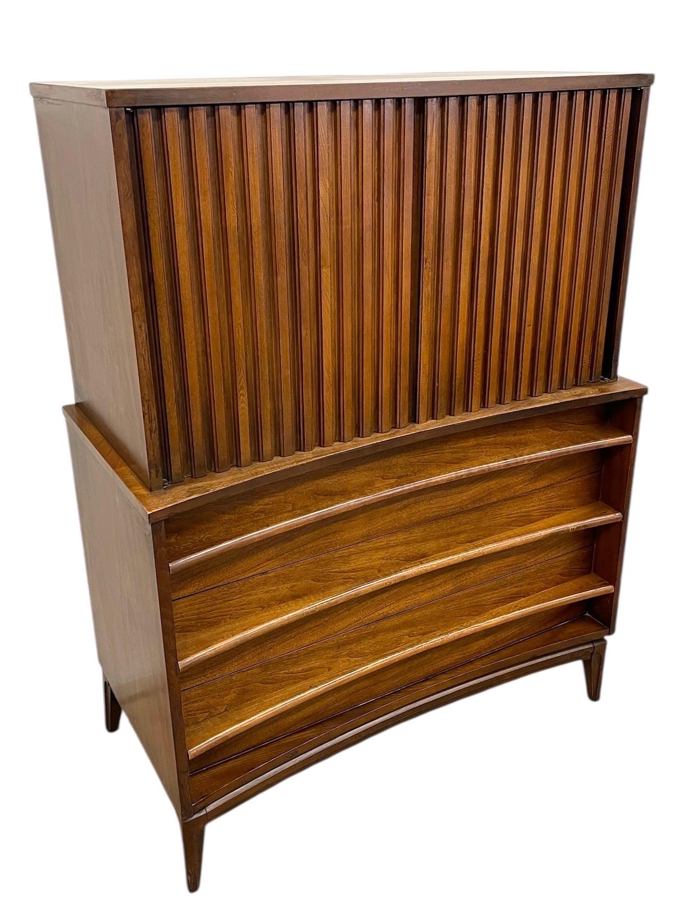 Comò Highboy a 5 cassetti Vintage Mid Century Modern con frontali scolpiti in vendita 3