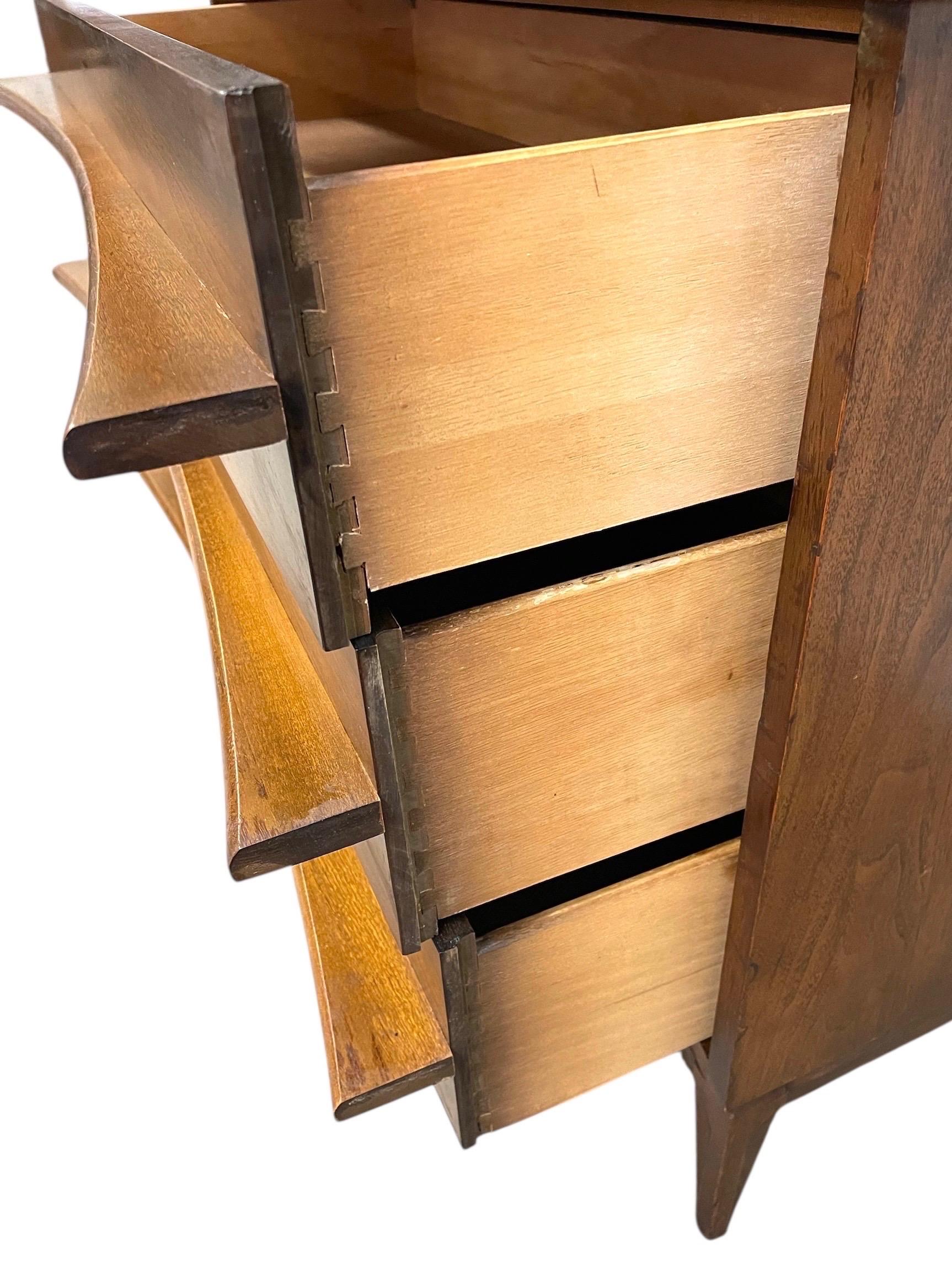 Comò Highboy a 5 cassetti Vintage Mid Century Modern con frontali scolpiti in vendita 4