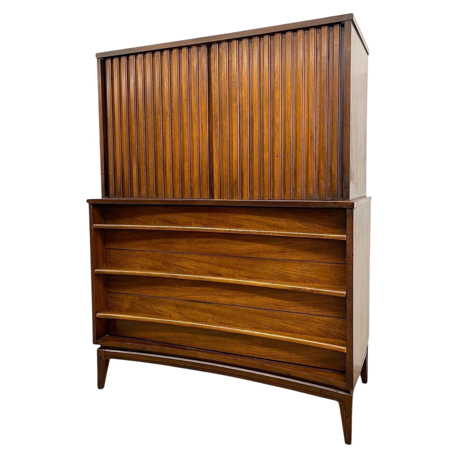 Comò Highboy a 5 cassetti Vintage Mid Century Modern con frontali scolpiti in vendita
