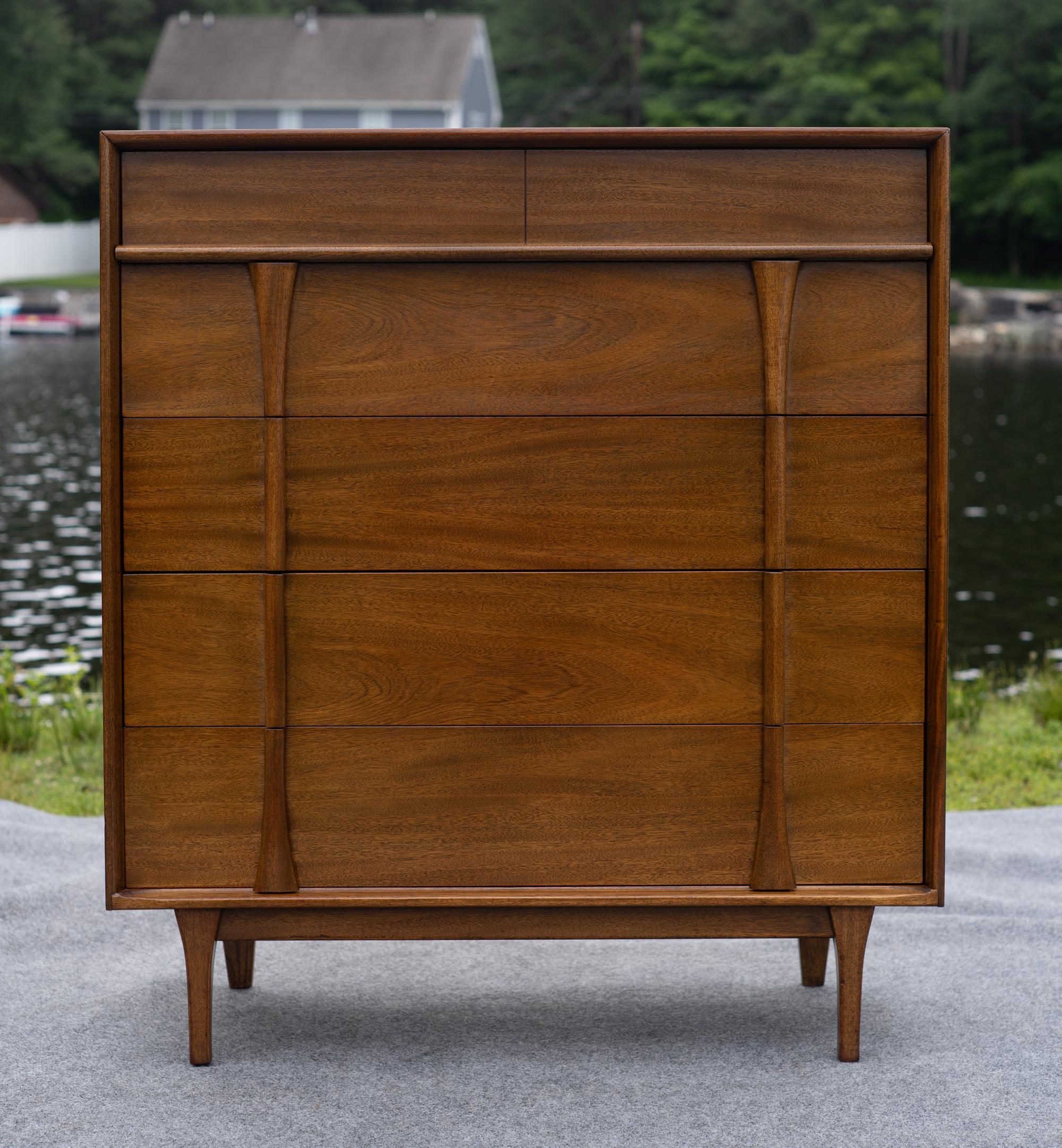 Diseñada y fabricada en EE.UU., esta cómoda presenta todo lo que hace que los muebles modernos de mediados de siglo sean lo que son: construcción en nogal americano de alta calidad, diseño cuidado y ligero, y practicidad para rivalizar con cualquier
