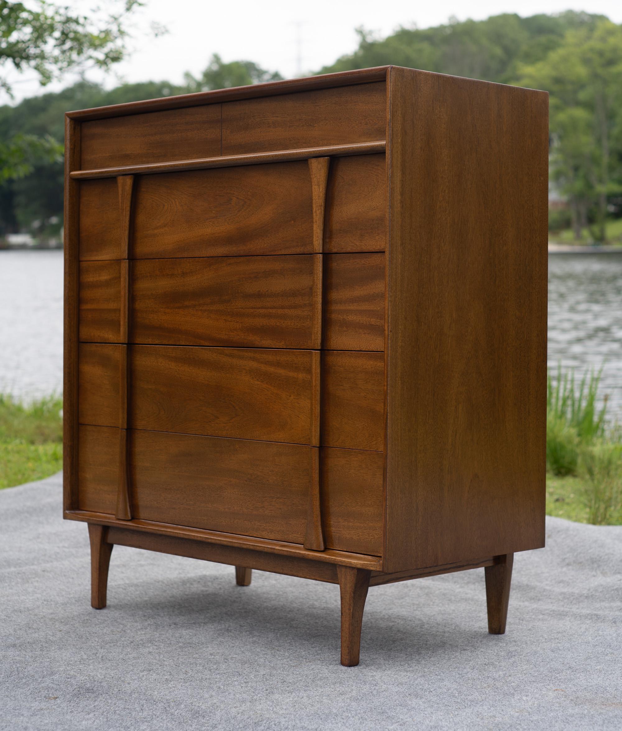 Cómoda alta de 5 cajones Vintage Mid-Century Modern de Red Lion en nogal esculpido Moderno de mediados de siglo en venta