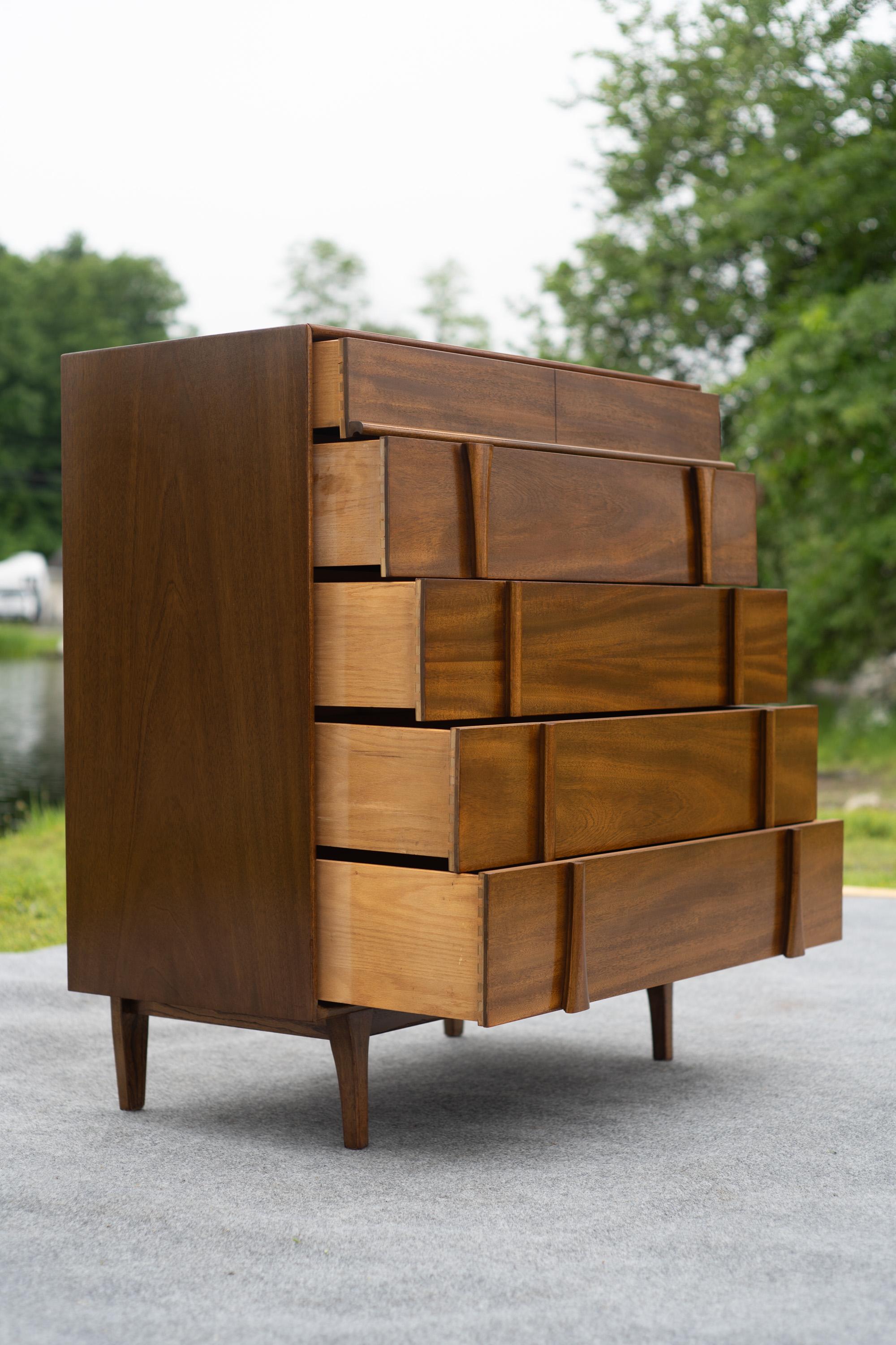 Cómoda alta de 5 cajones Vintage Mid-Century Modern de Red Lion en nogal esculpido Madera dura en venta