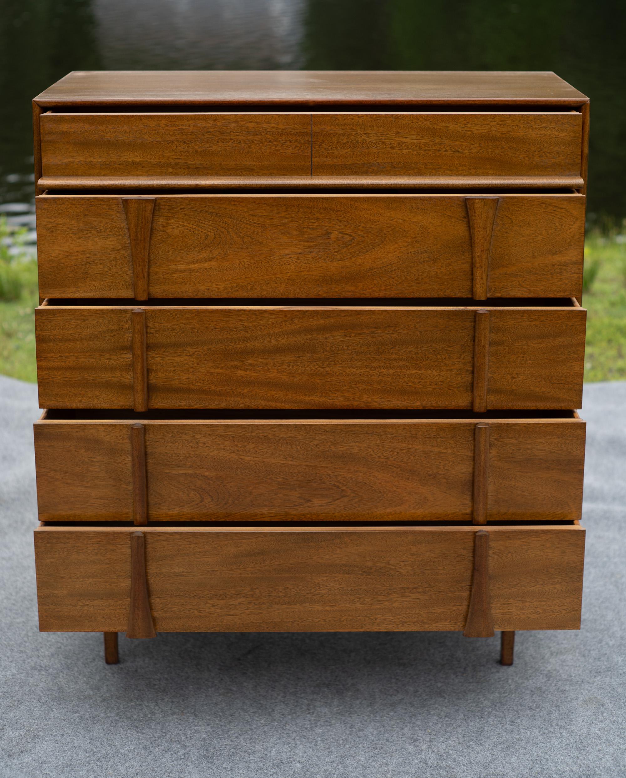 Cómoda alta de 5 cajones Vintage Mid-Century Modern de Red Lion en nogal esculpido en venta 1