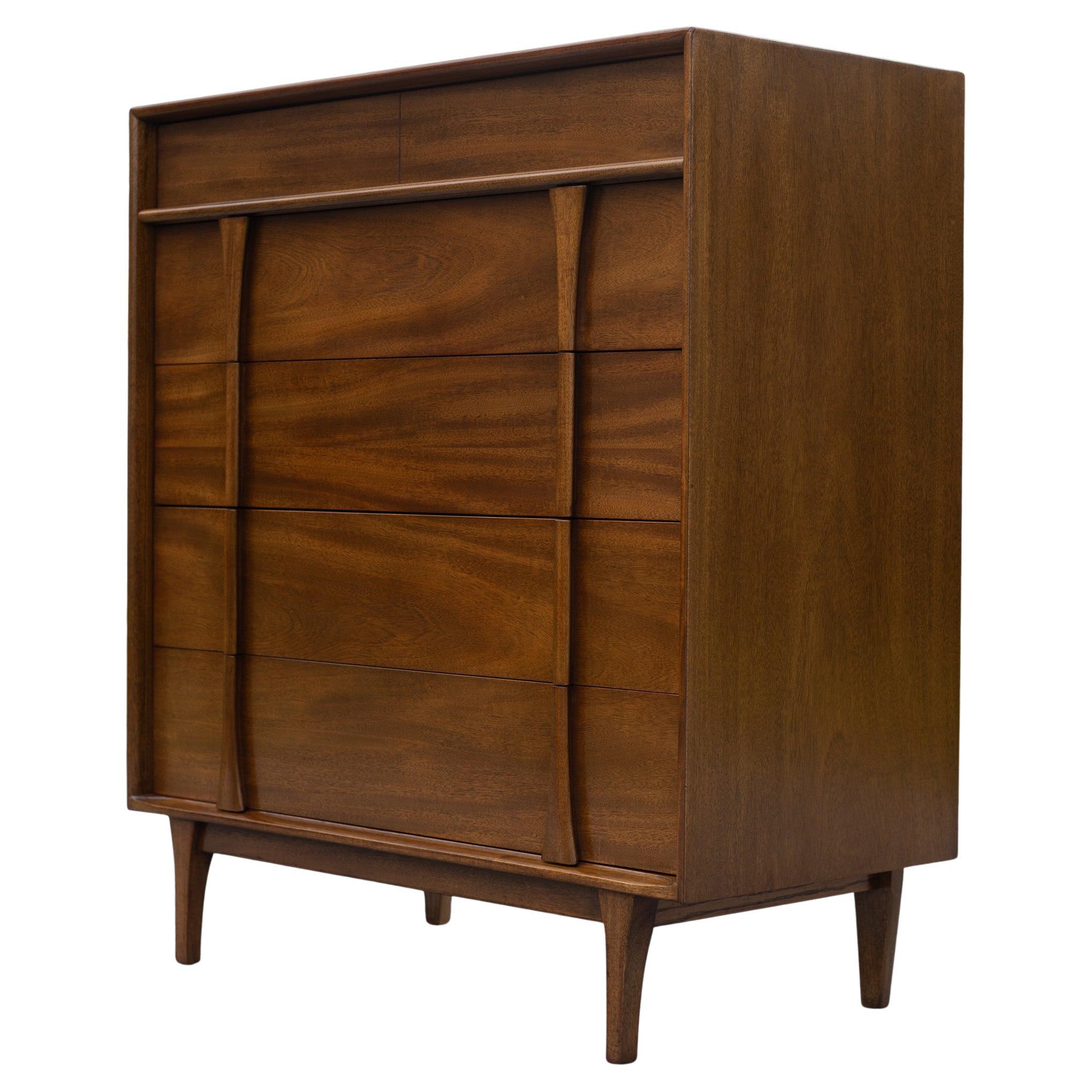 Cómoda alta de 5 cajones Vintage Mid-Century Modern de Red Lion en nogal esculpido en venta