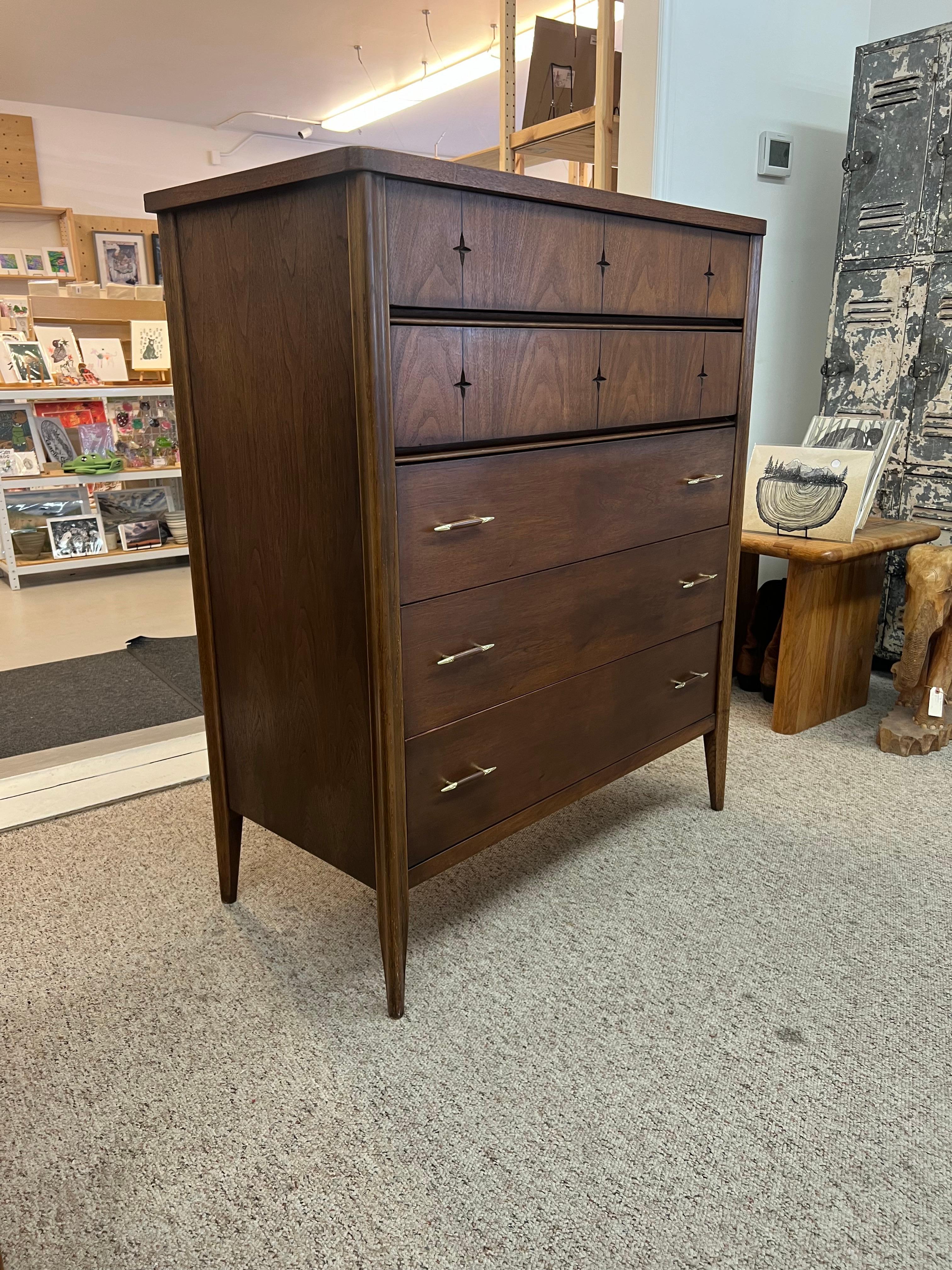 Vintage Mid Century Modern 5 Drawer Walnut Wood Dresser by Broyhill In Good Condition For Sale In Seattle, WA