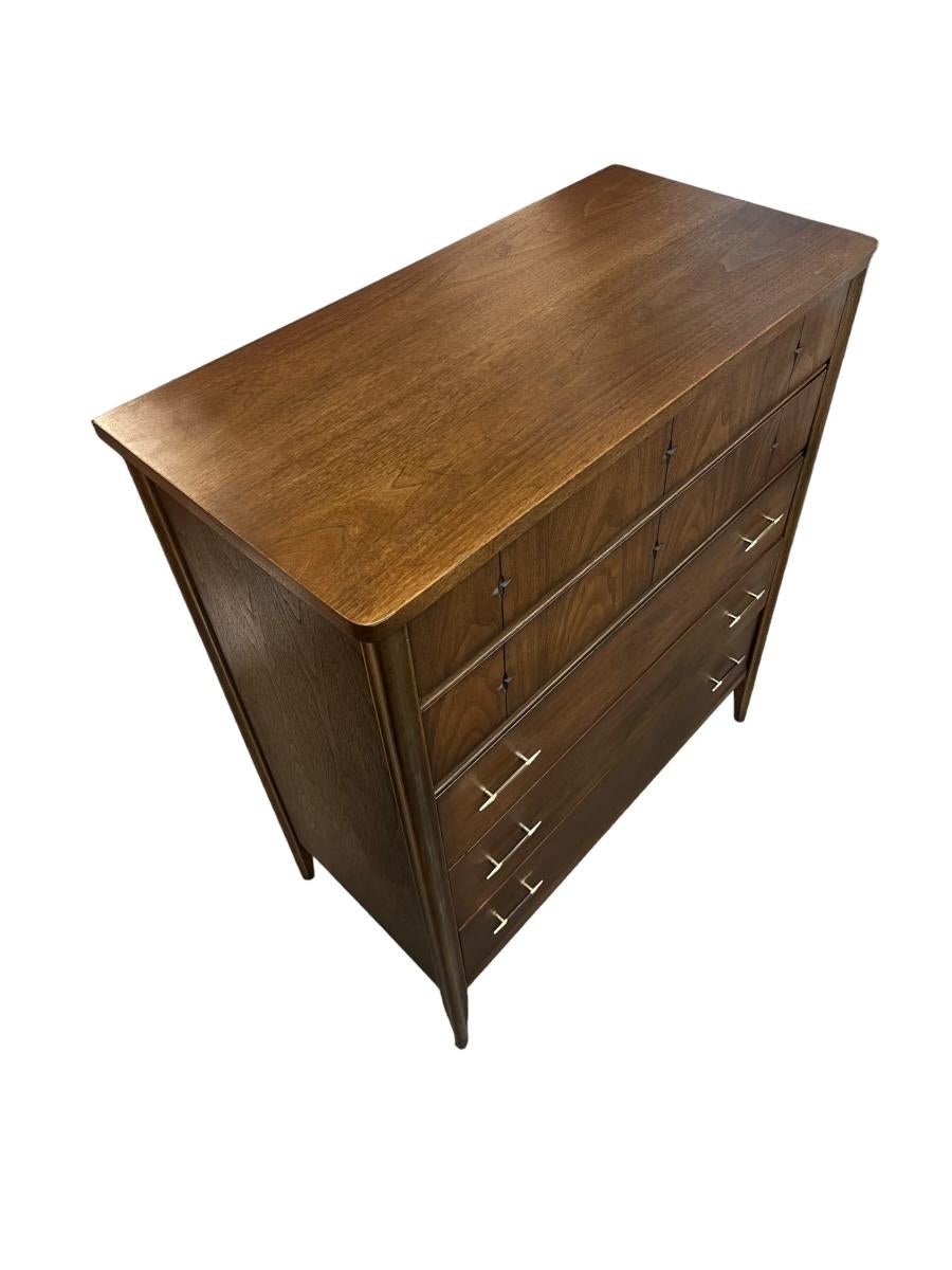 Vintage Mid Century Modern 5 Drawer Walnut Wood Dresser by Broyhill 1