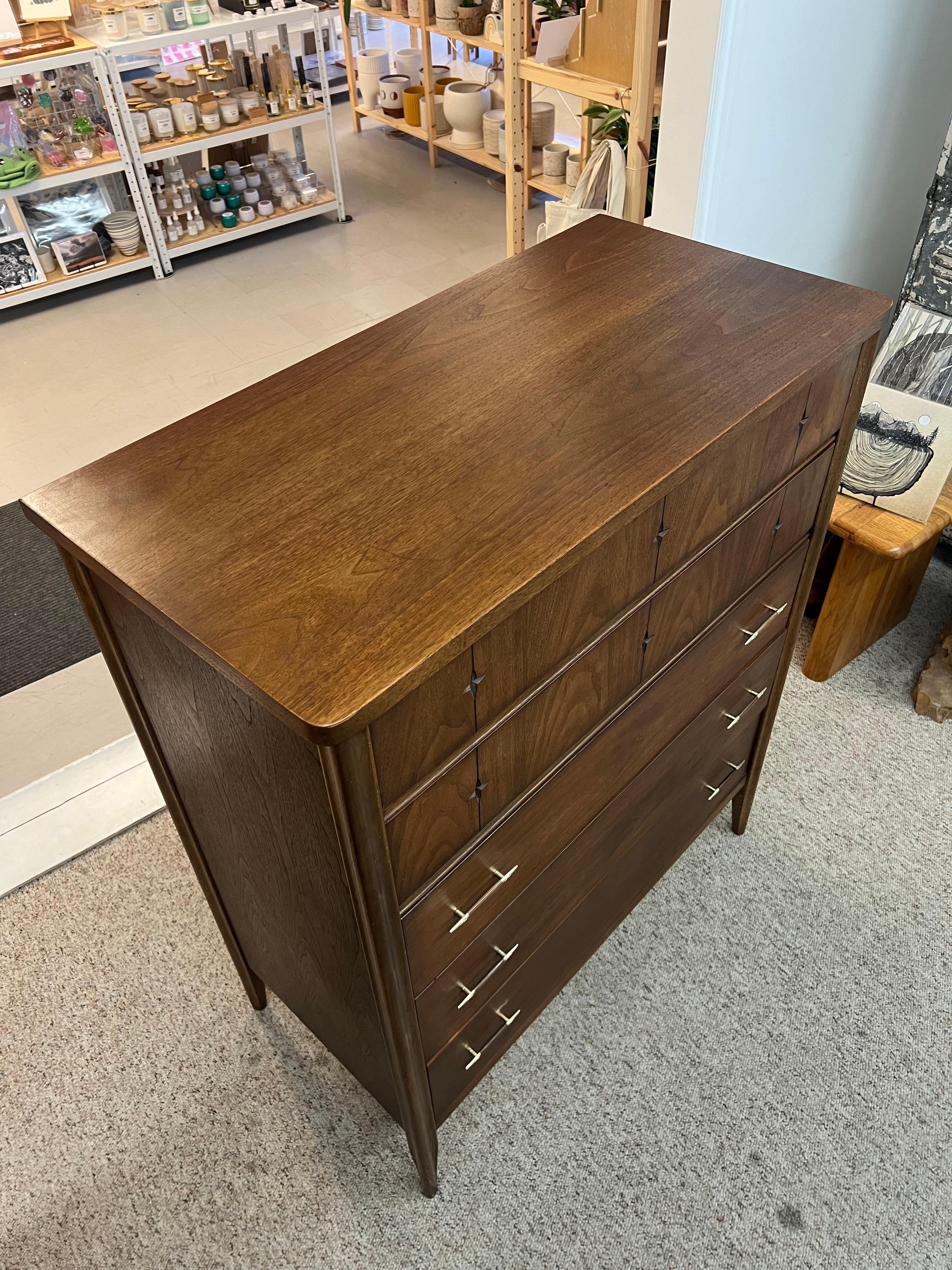 Vintage Mid Century Modern 5 Drawer Walnut Wood Dresser by Broyhill For Sale 1