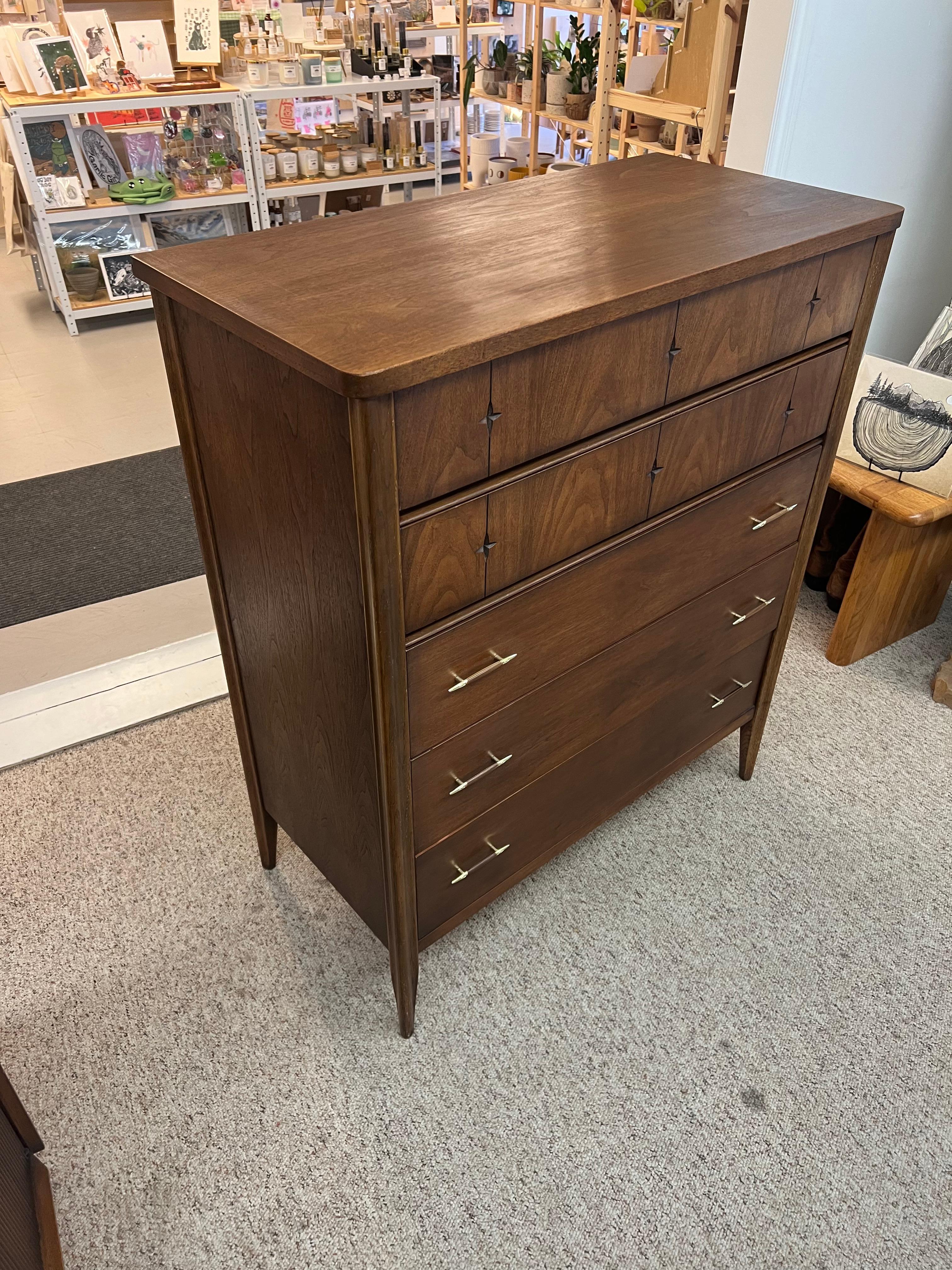 Vintage Mid Century Modern 5 Drawer Walnut Wood Dresser by Broyhill For Sale 2