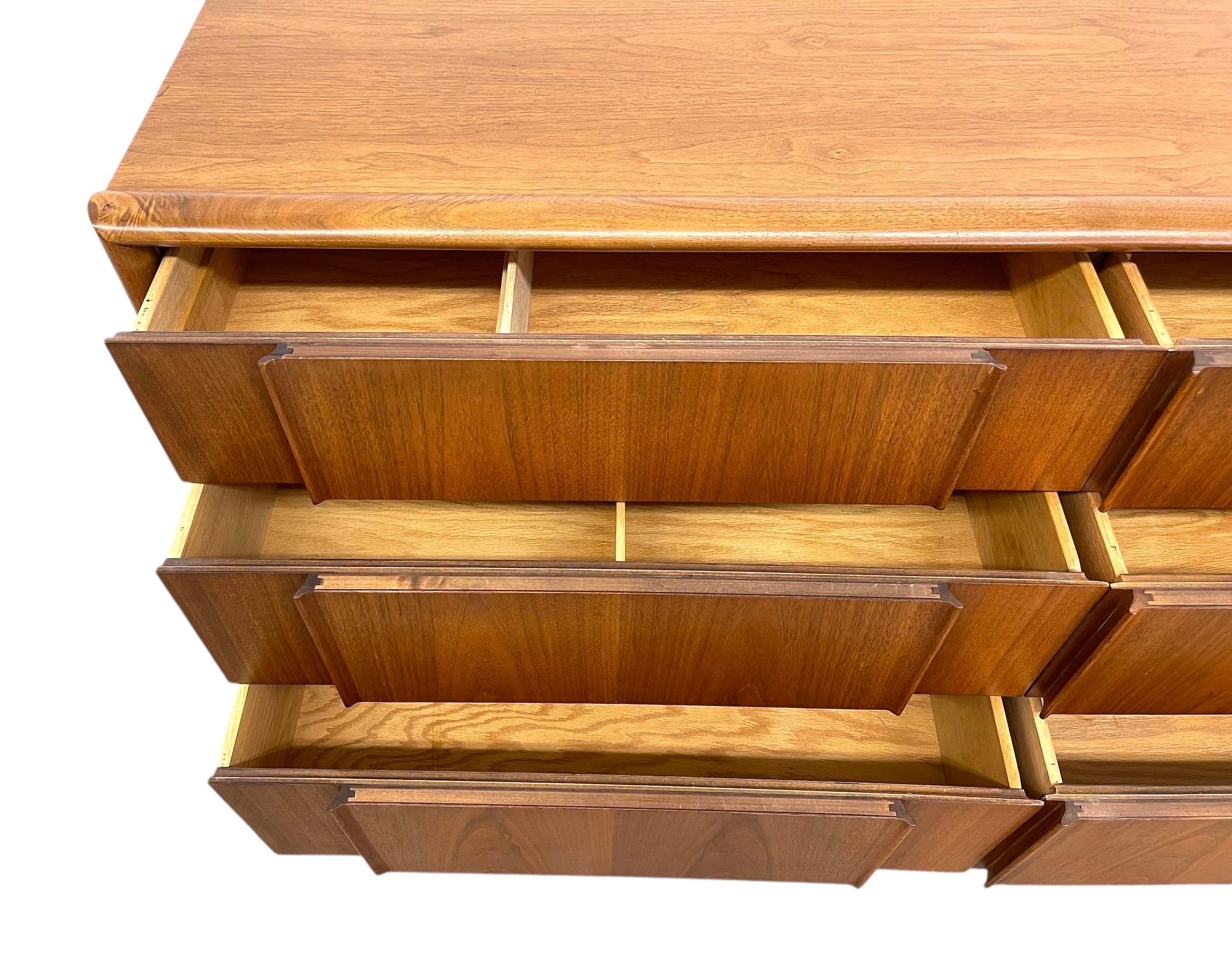 Comò a 6 cassetti Vintage Mid Century Modern di Drexel Parallel Collectional in vendita 4