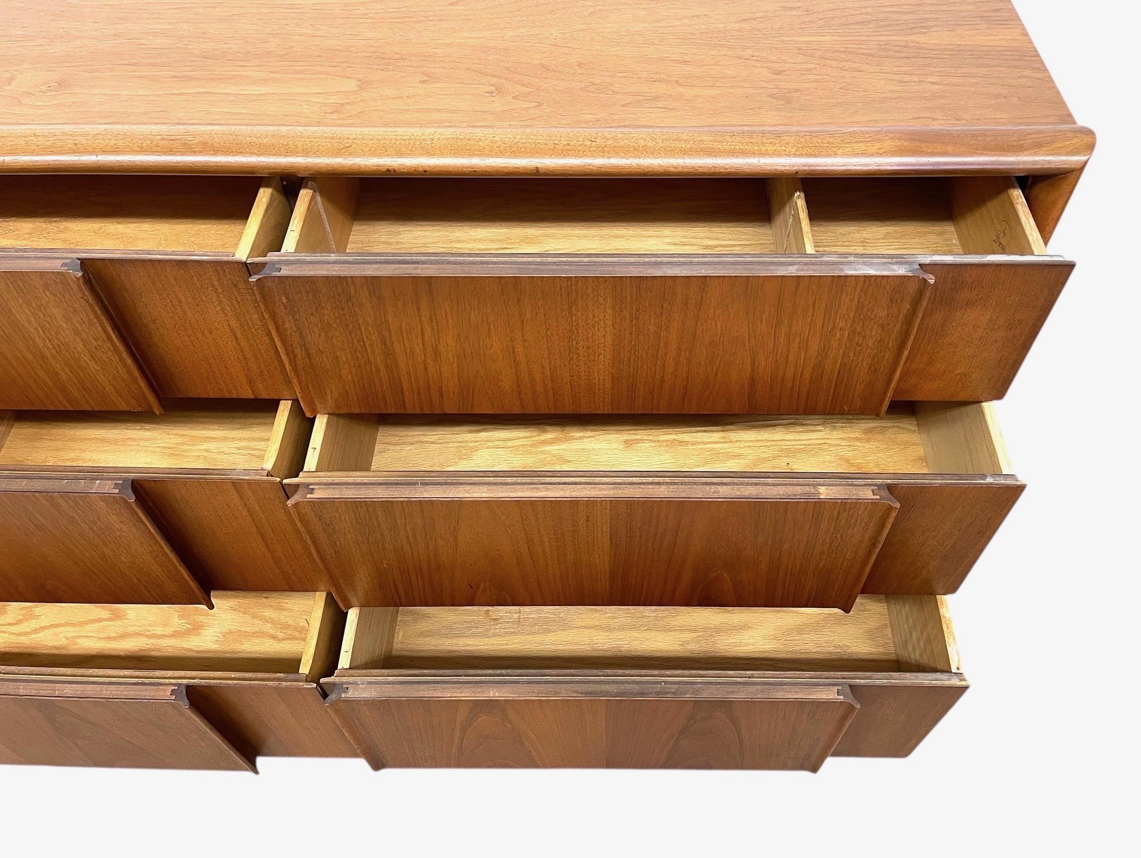 Mid-Century moderno Comò a 6 cassetti Vintage Mid Century Modern di Drexel Parallel Collectional in vendita