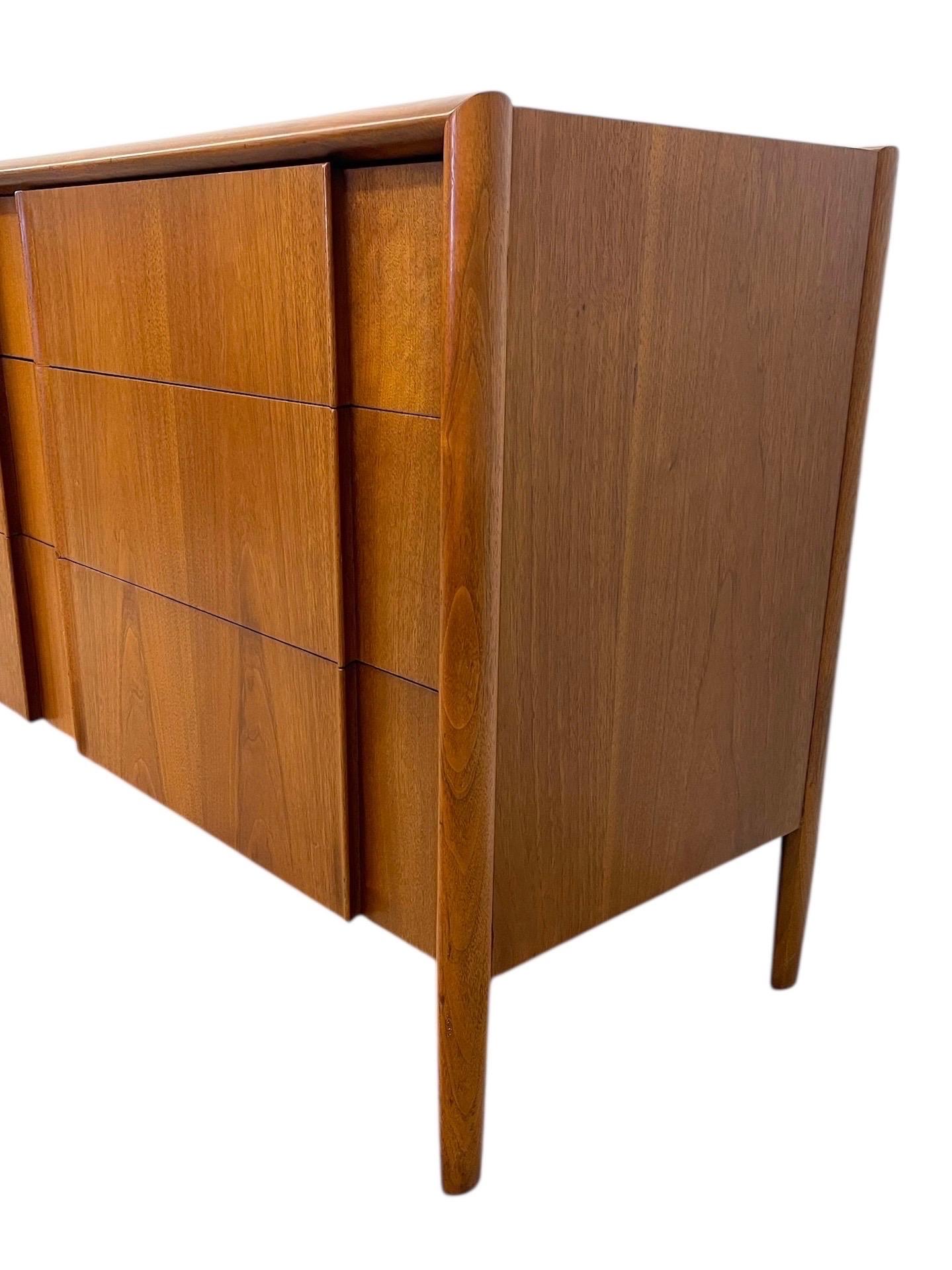 XX secolo Comò a 6 cassetti Vintage Mid Century Modern di Drexel Parallel Collectional in vendita