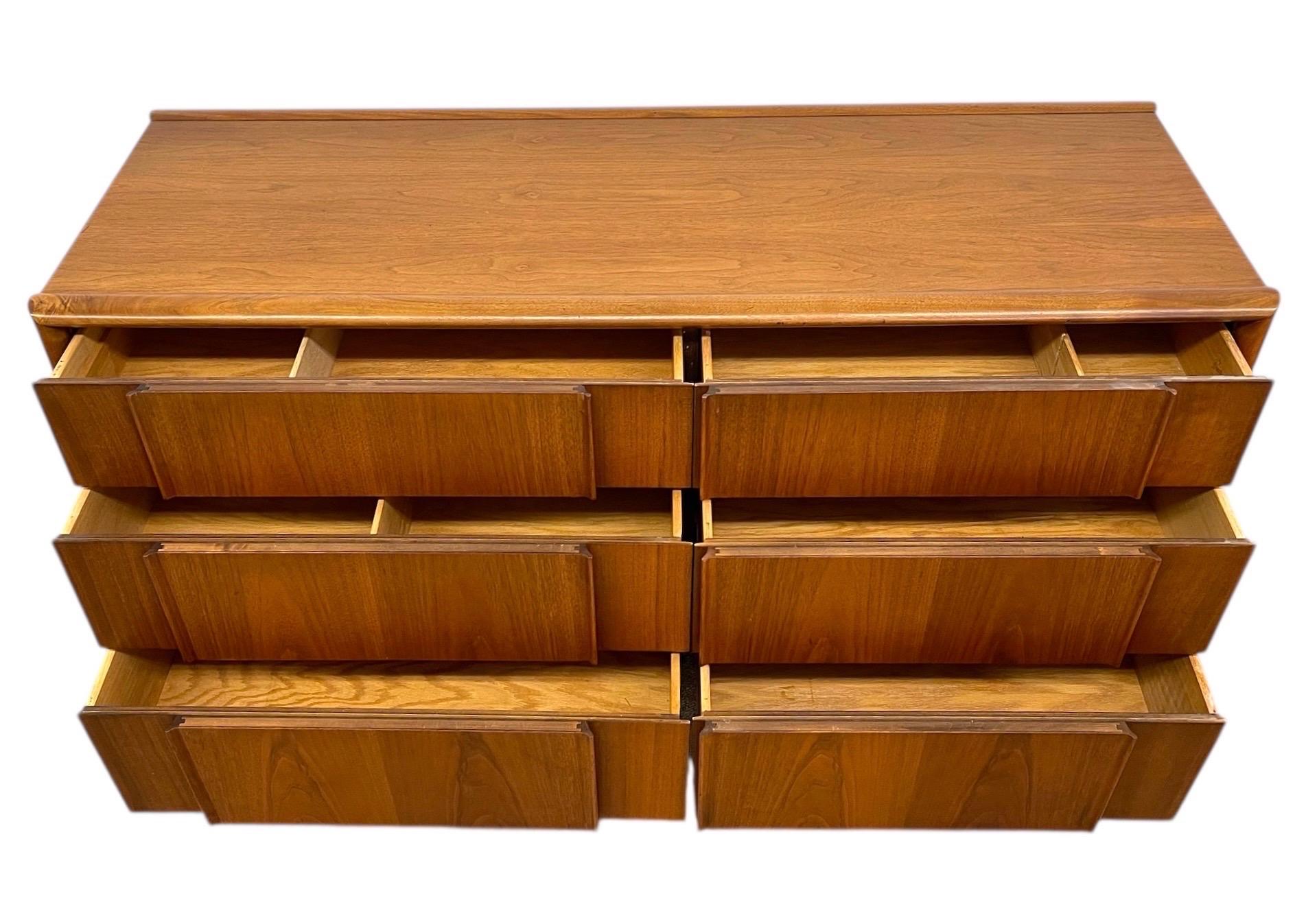 Altro Comò a 6 cassetti Vintage Mid Century Modern di Drexel Parallel Collectional in vendita