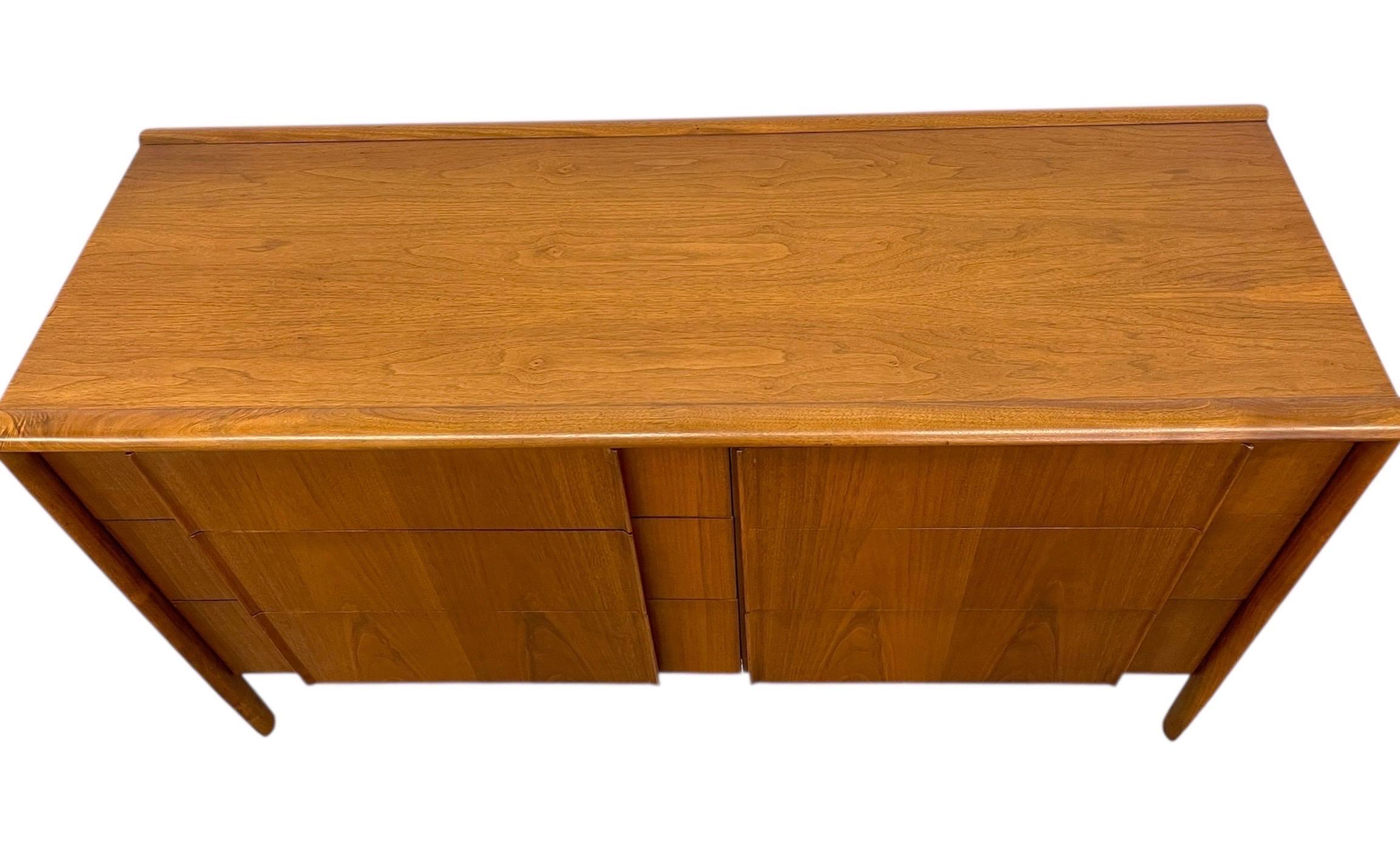 Comò a 6 cassetti Vintage Mid Century Modern di Drexel Parallel Collectional in vendita 1