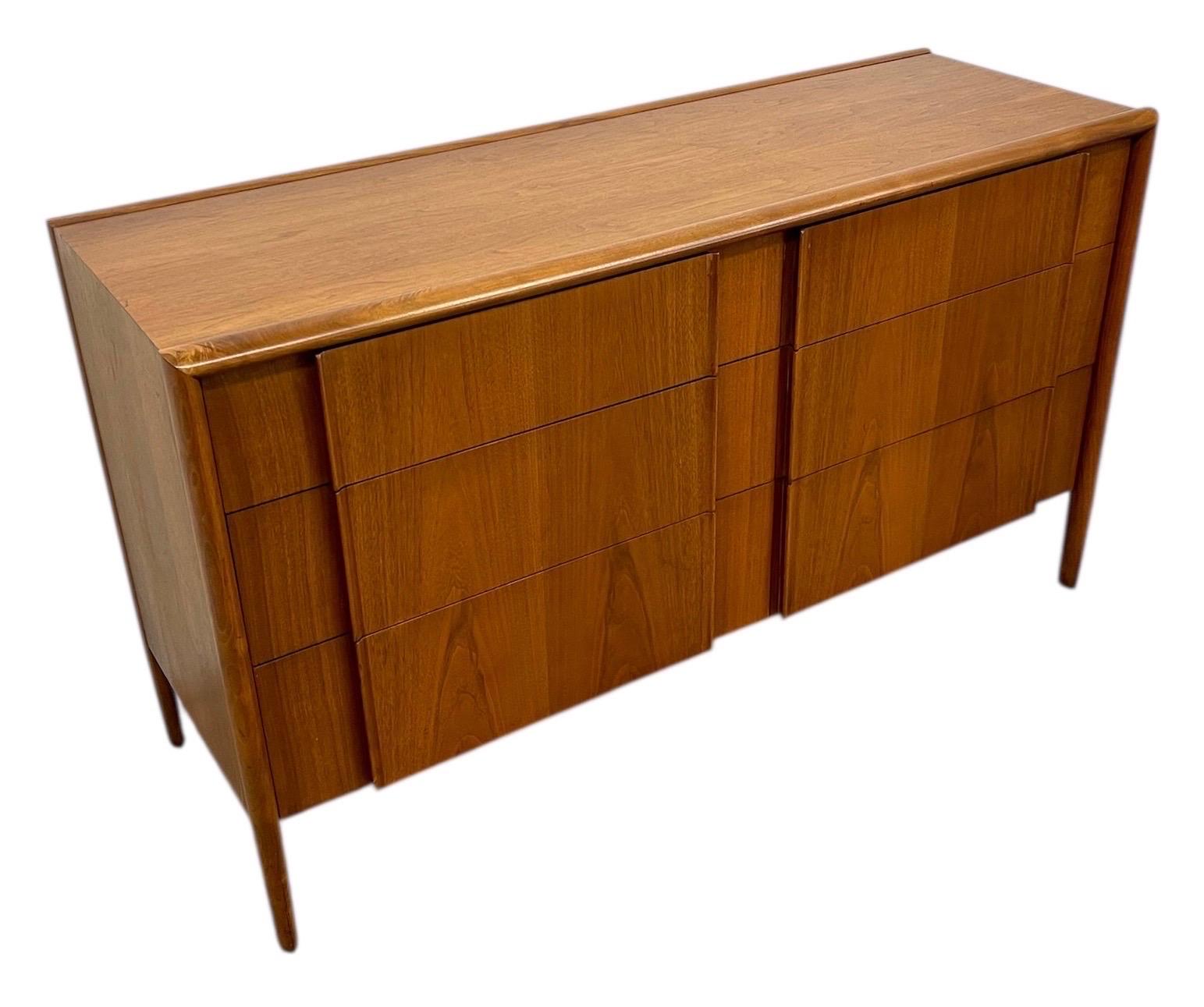 Comò a 6 cassetti Vintage Mid Century Modern di Drexel Parallel Collectional in vendita 2