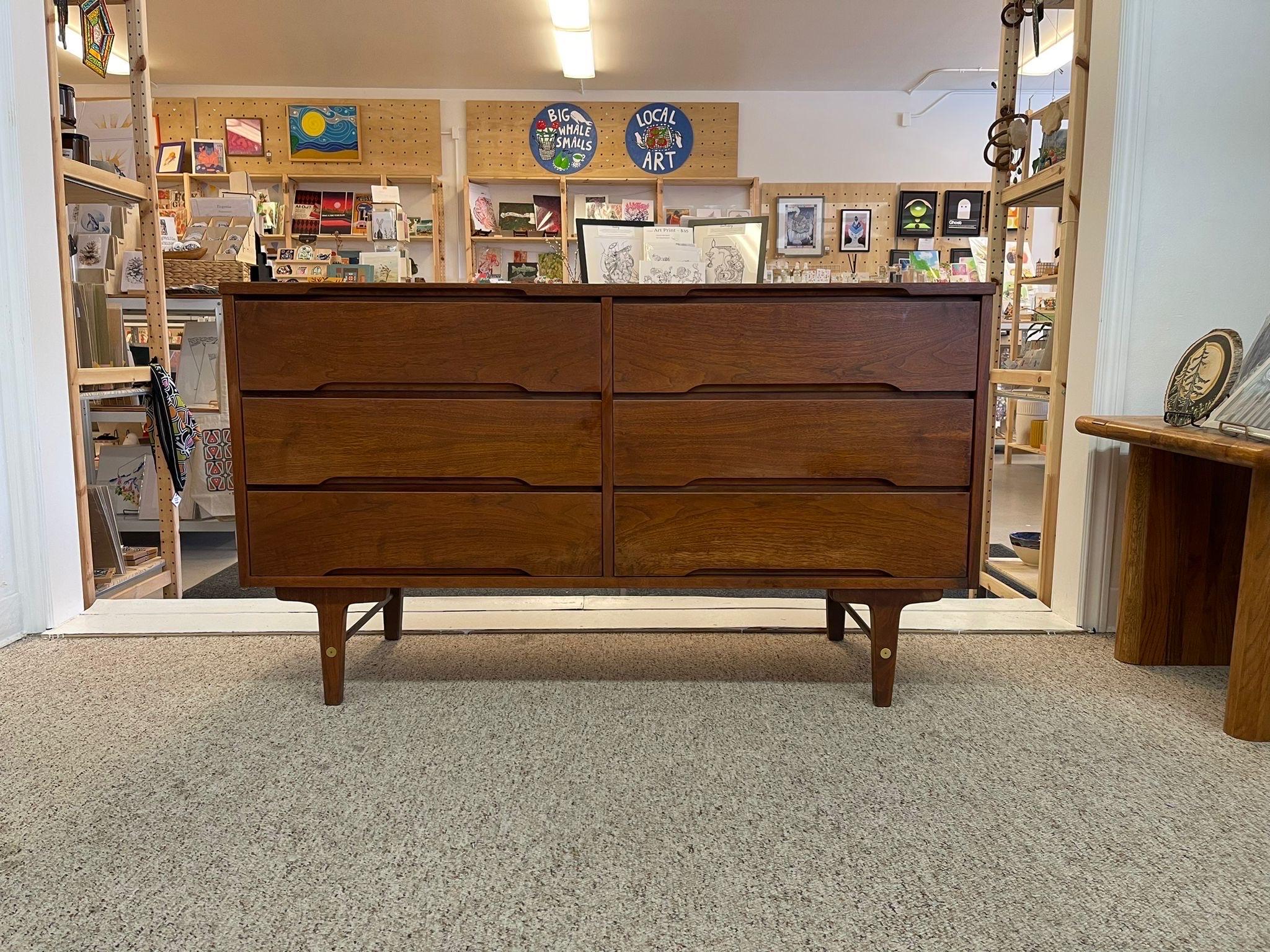 This Vintage piece has 6 dovetailed drawers, tapered legs and a walnut tone.. Makers mark inside top drawer. Vintage Condition Consistent with Age as Pictured.

Dimensions. 52 W ; 19 D ; 30 H