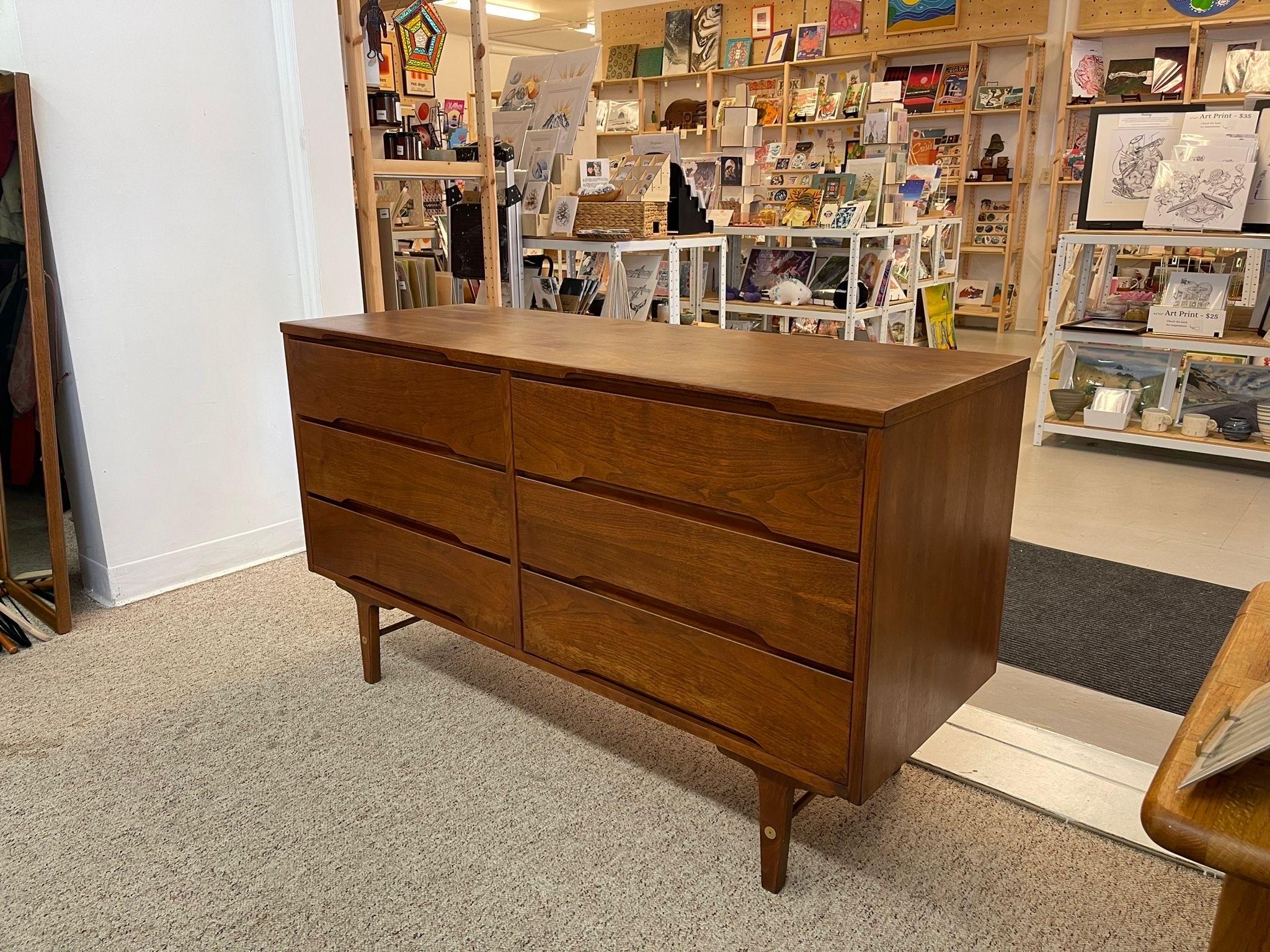 Vintage Mid Century Modern 6 Drawer Dresser by Stanley. In Good Condition For Sale In Seattle, WA