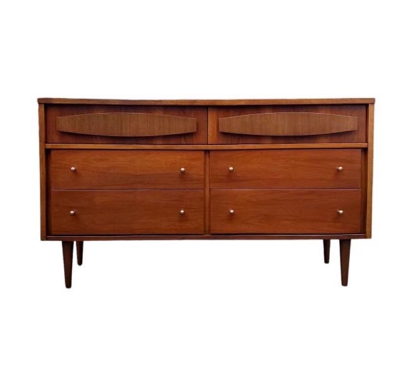 Vintage Mid-Century Modern 6 drawer dresser dovetail drawers 

Dimensions. 54 W ; 18 D ; 31 H.