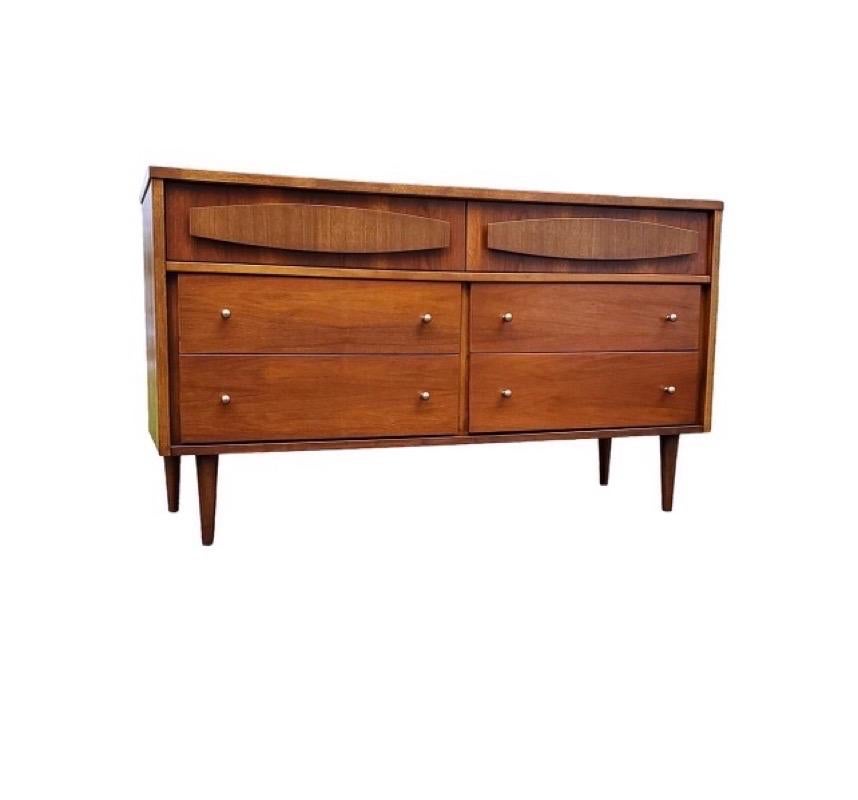 Vintage Mid-Century Modern 6 Drawer Dresser Dovetail Drawers In Good Condition For Sale In Seattle, WA