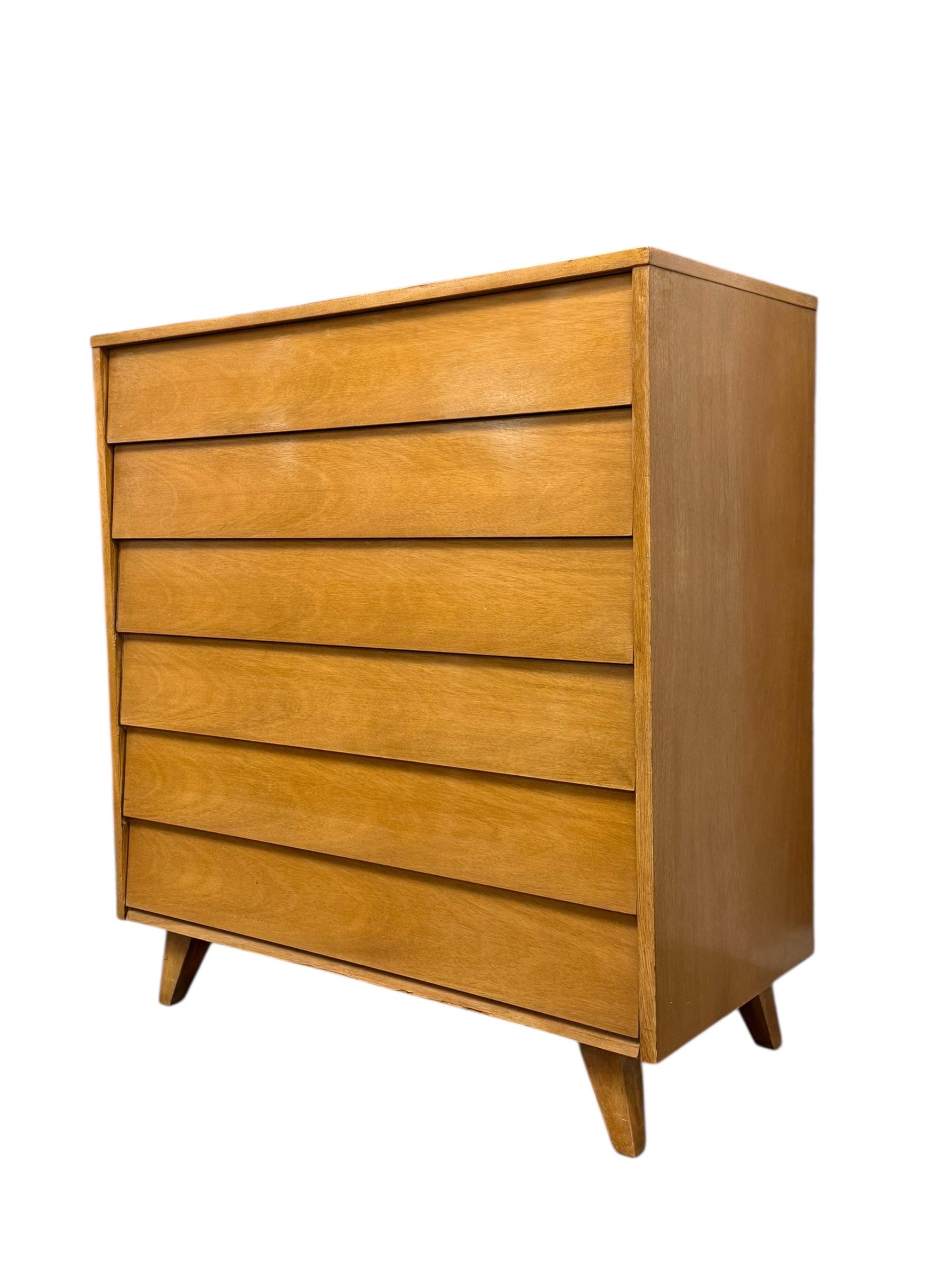  Cette commode à 6 tiroirs de style moderne du milieu du siècle par Kent Coffey, qui fait partie de la série 