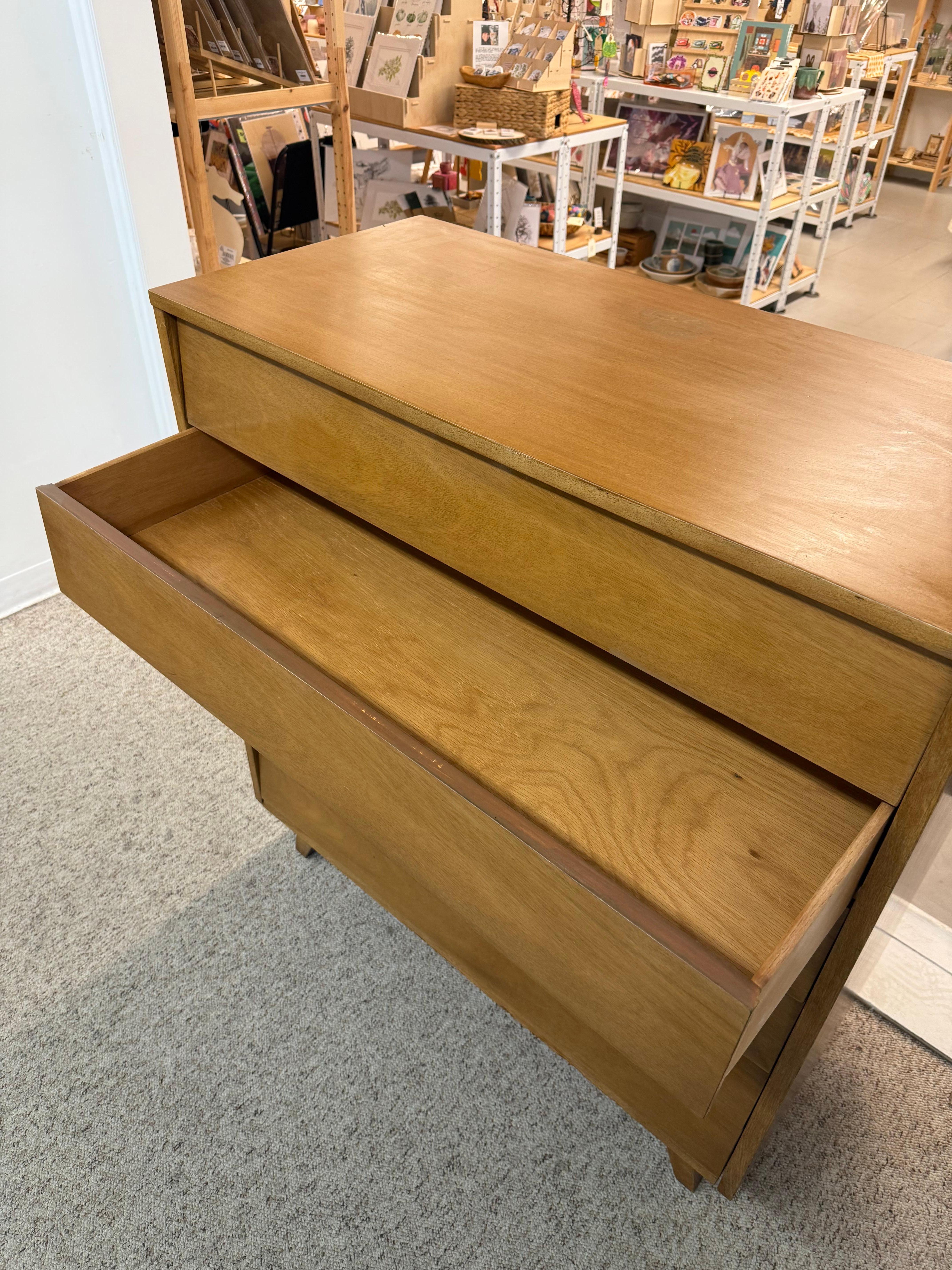Noyer Commode à 6 tiroirs à queue d'aronde moderne du milieu du siècle dernier par Kent Coffey en vente