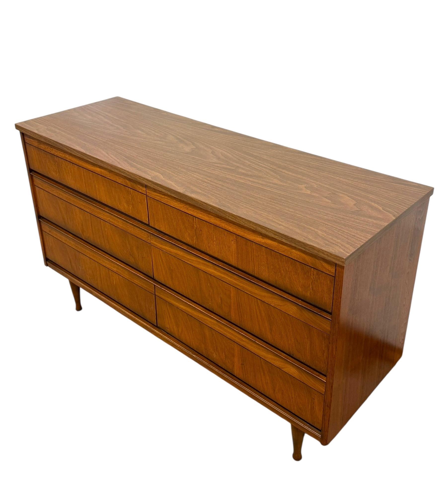 Cómoda Vintage Mid Century Modern 6 Cajones Cola de Milano mediados del siglo XX en venta