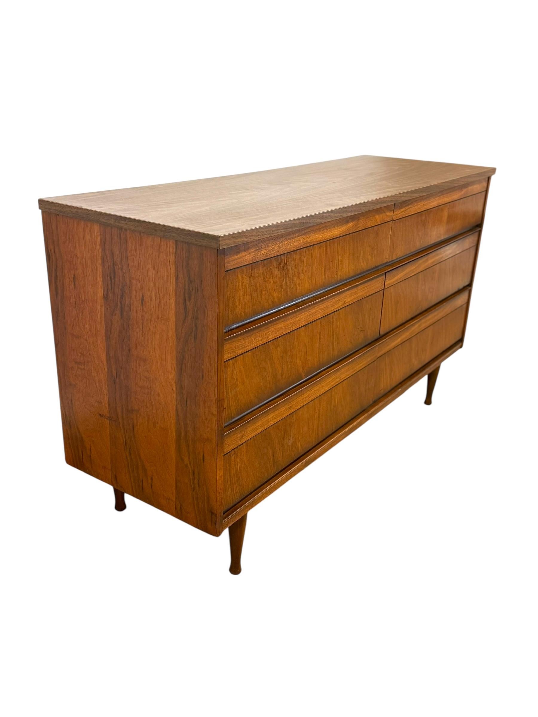 Cómoda Vintage Mid Century Modern 6 Cajones Cola de Milano Nogal en venta