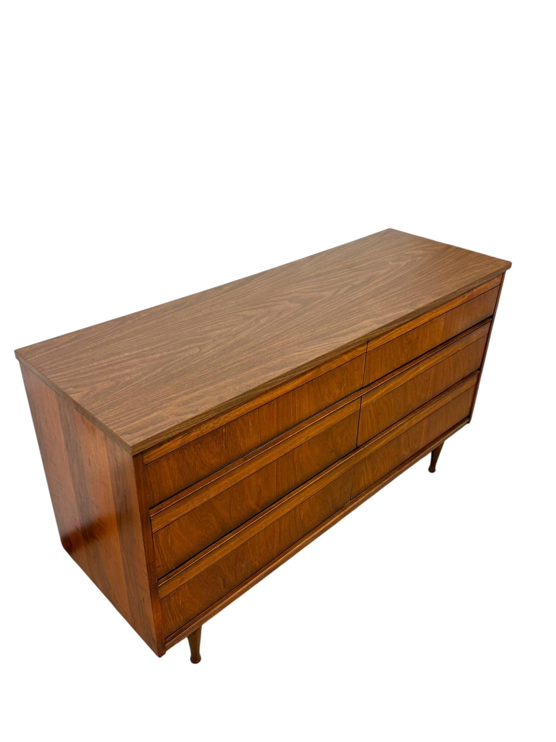Cómoda Vintage Mid Century Modern 6 Cajones Cola de Milano en venta 1