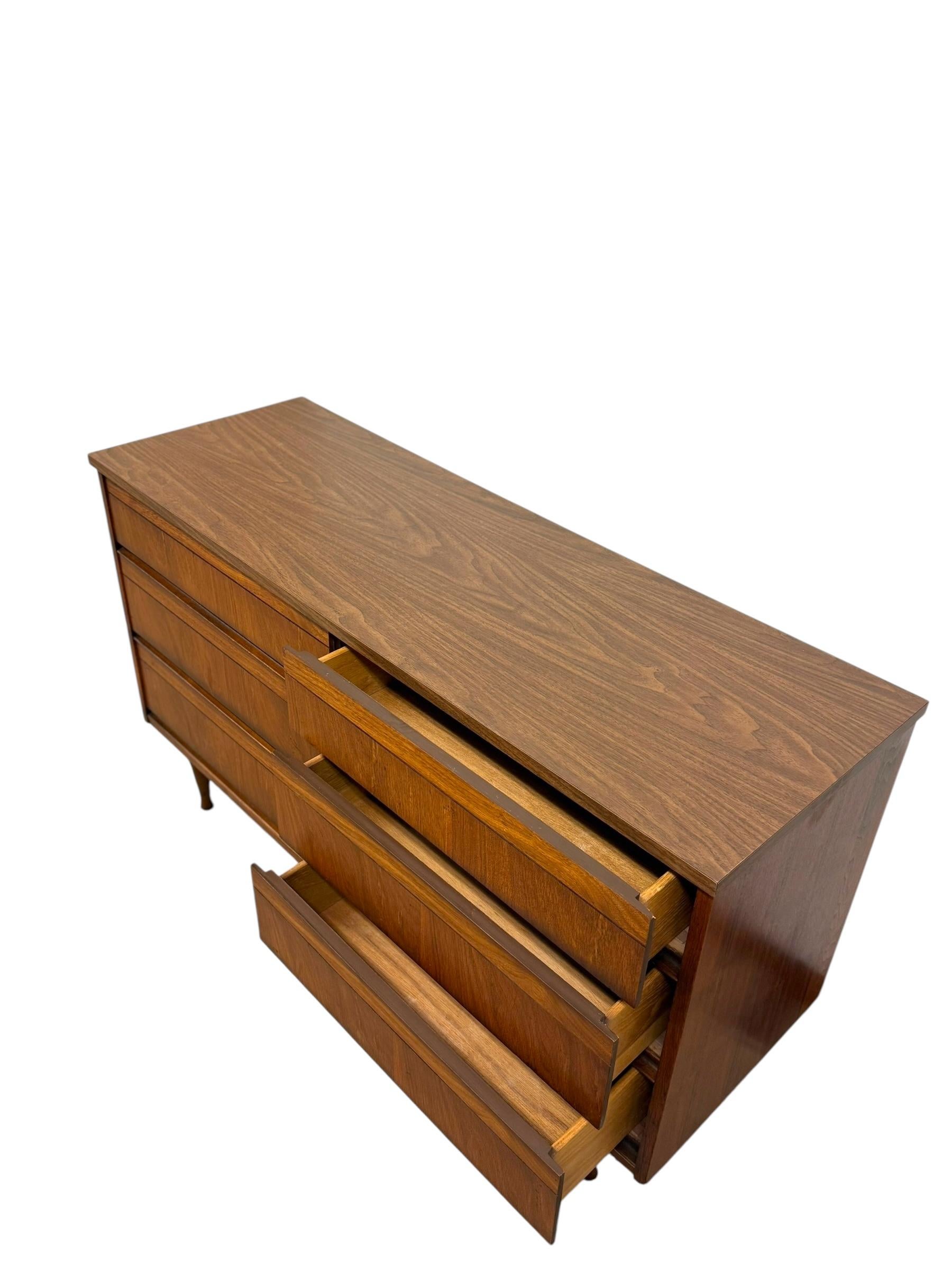Cómoda Vintage Mid Century Modern 6 Cajones Cola de Milano en venta 3