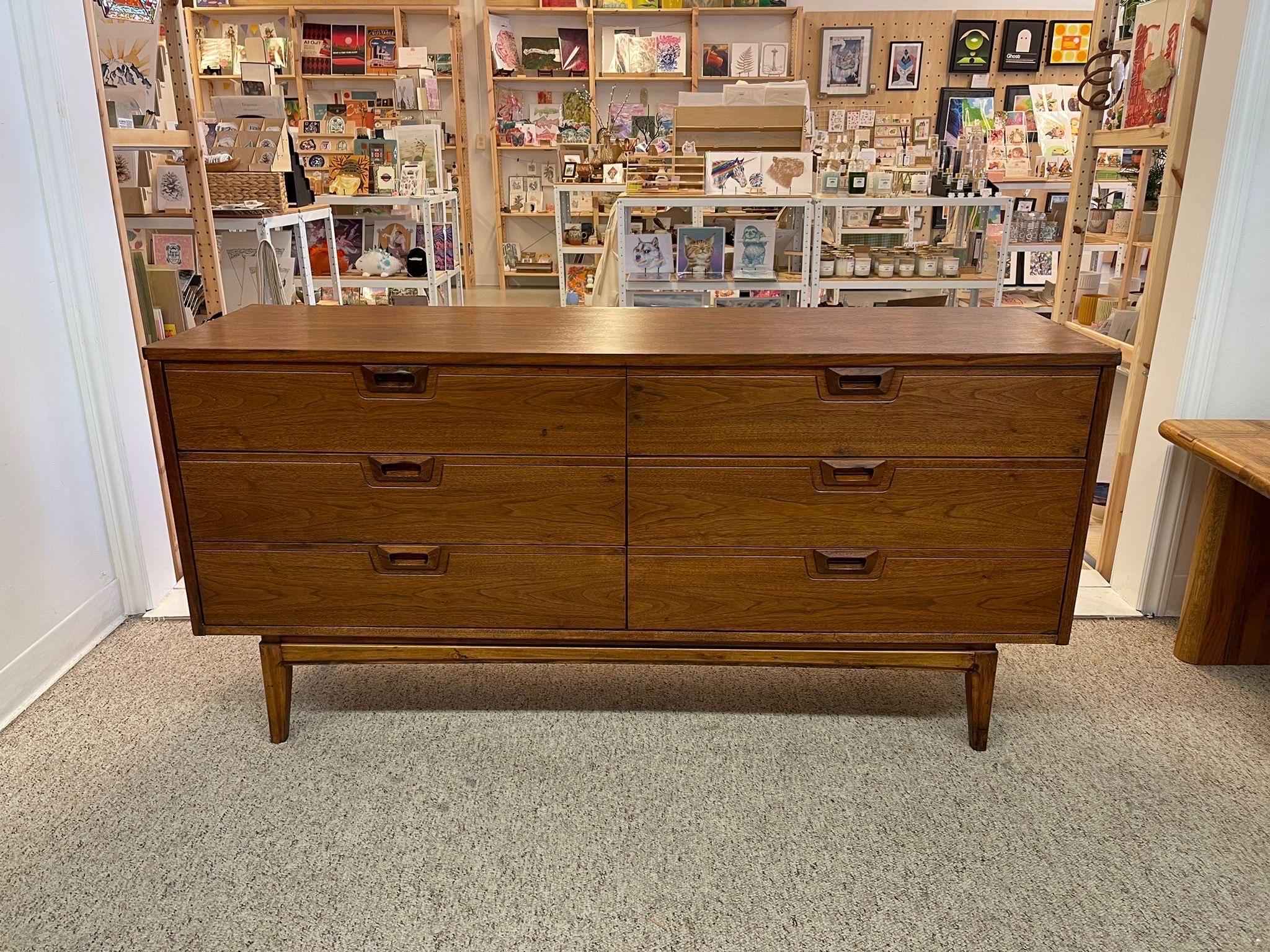 Late 20th Century Vintage Mid Century Modern 6 Drawer Dresser Dovetailed Drawers For Sale