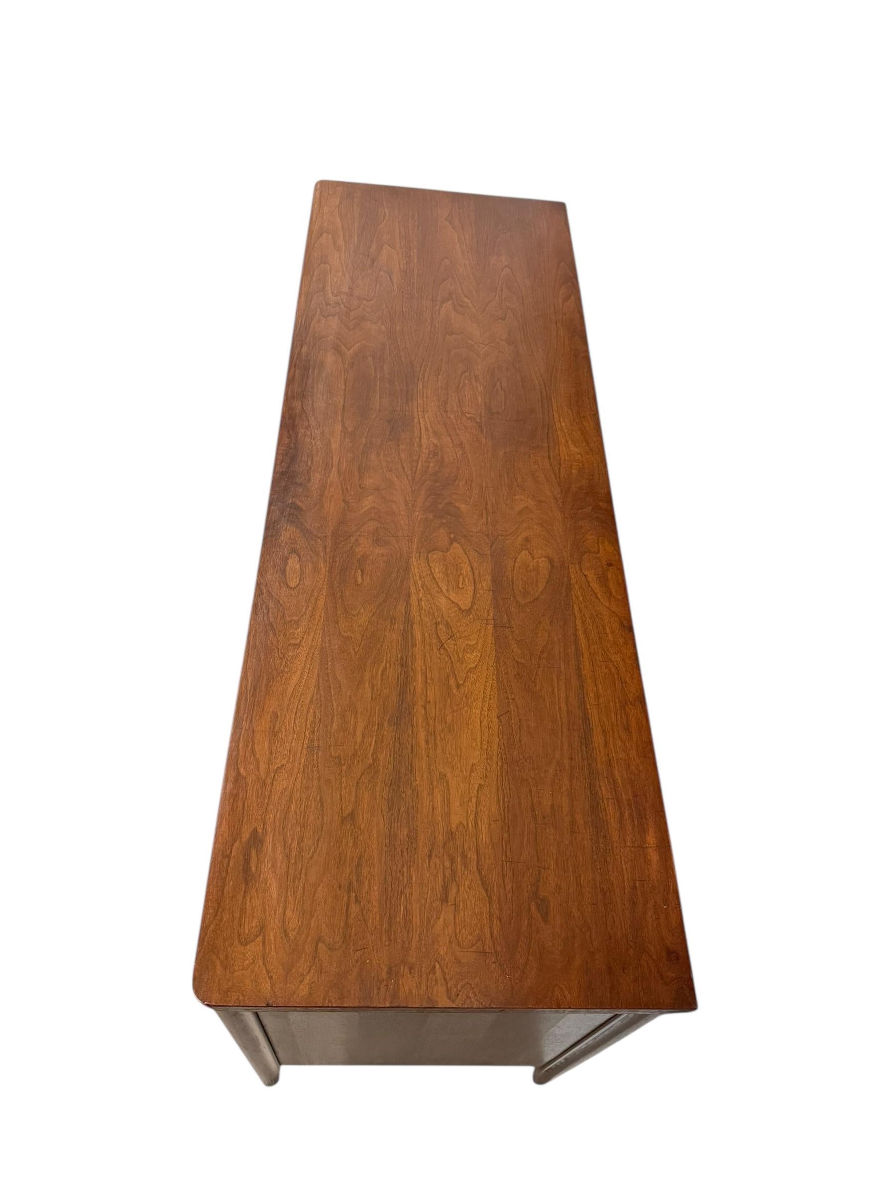 Comò a 6 cassetti in noce Vintage Mid Century Modern di Broyhill In condizioni buone in vendita a Seattle, WA