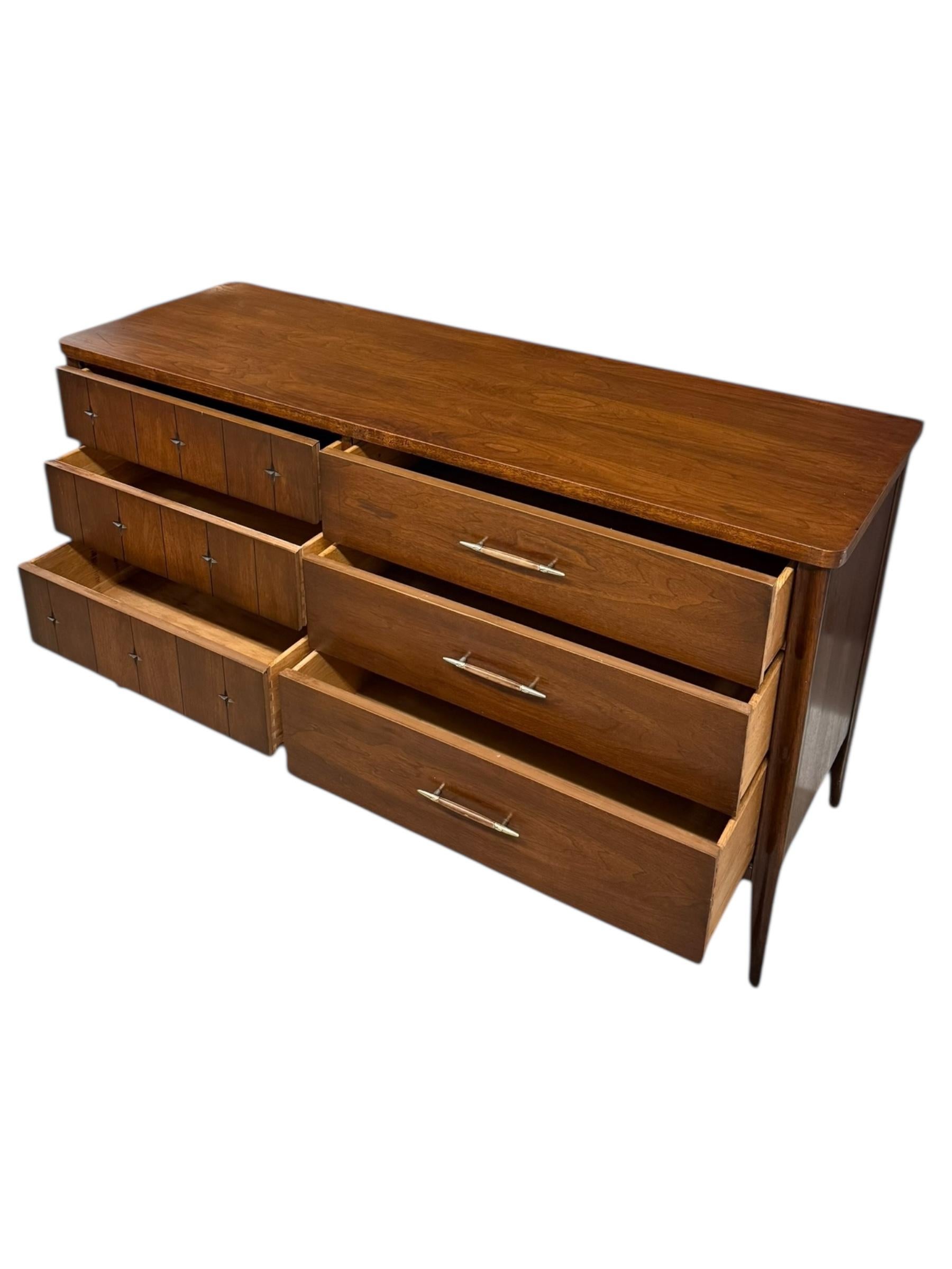 Metà XX secolo Comò a 6 cassetti in noce Vintage Mid Century Modern di Broyhill in vendita