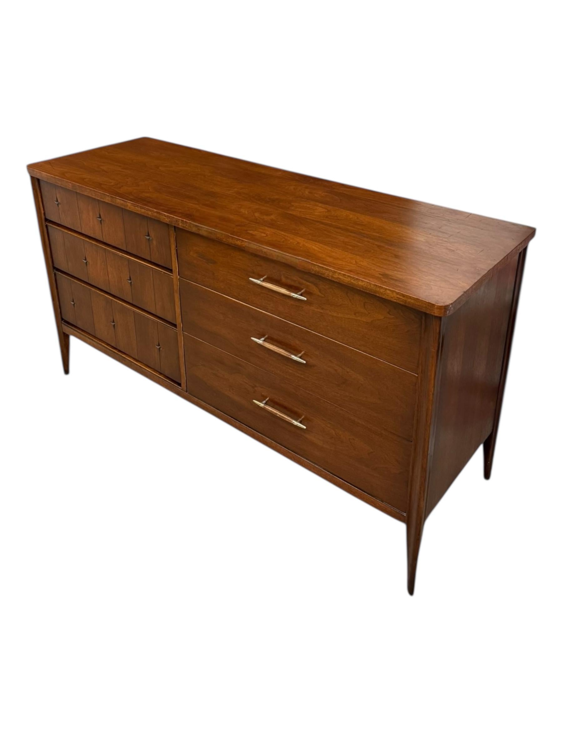 Noce Comò a 6 cassetti in noce Vintage Mid Century Modern di Broyhill in vendita