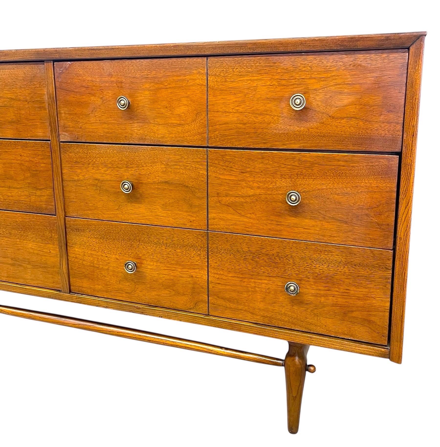 Vintage Mid-Century Modern Commode à 6 tiroirs en noyer avec quincaillerie en laiton Bon état - En vente à Seattle, WA