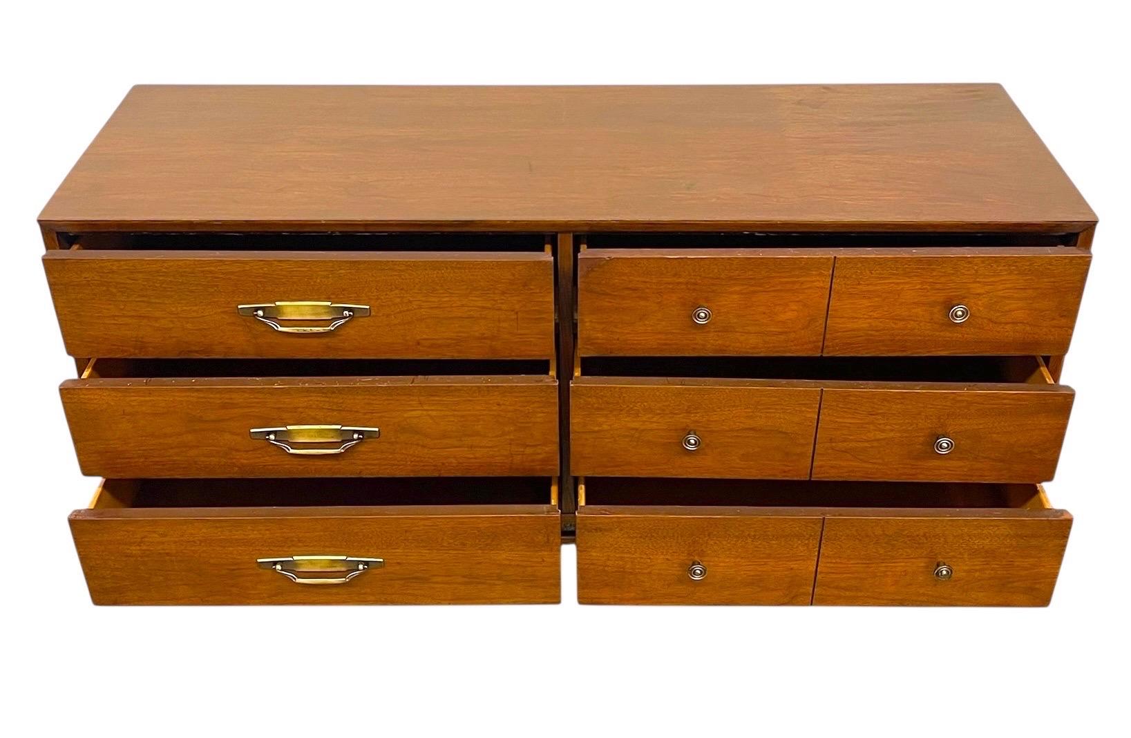 Fin du 20e siècle Vintage Mid-Century Modern Commode à 6 tiroirs en noyer avec quincaillerie en laiton en vente