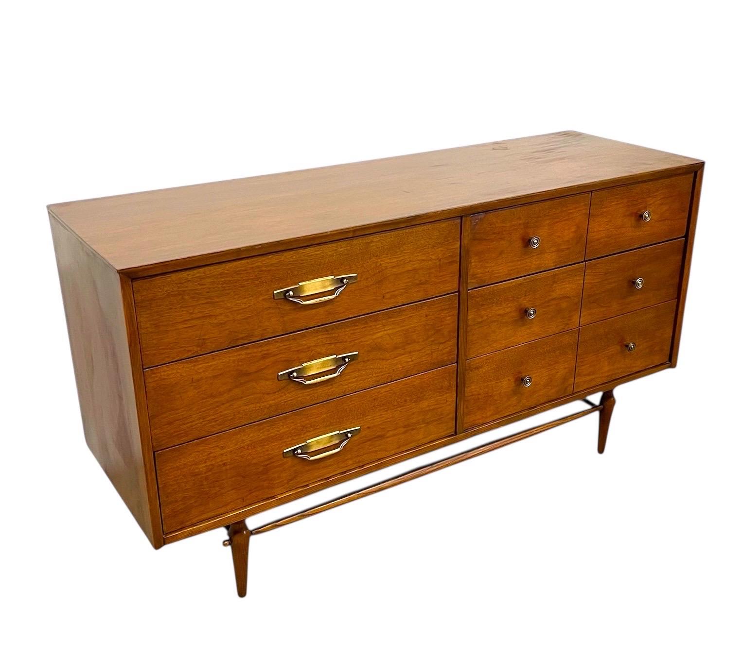 Vintage Mid-Century Modern Commode à 6 tiroirs en noyer avec quincaillerie en laiton en vente 3