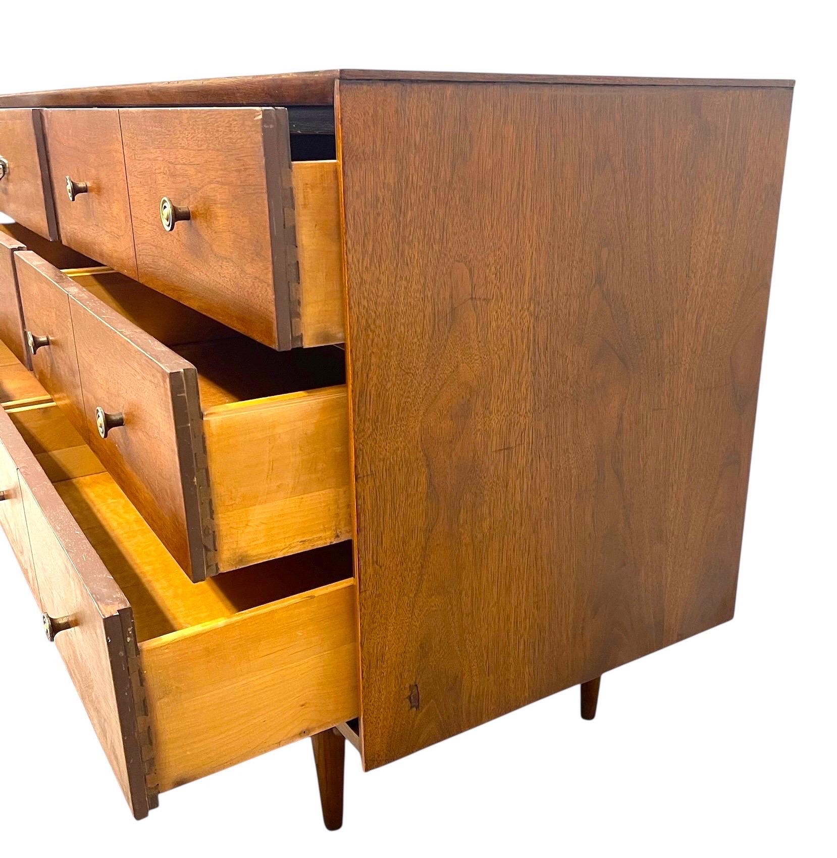Vintage Mid-Century Modern Commode à 6 tiroirs en noyer avec quincaillerie en laiton en vente 4