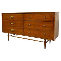 Vintage Mid-Century Modern Commode à 6 tiroirs en noyer avec quincaillerie en laiton