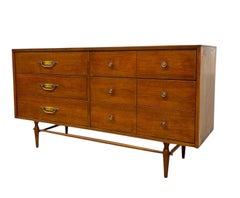 Vintage Mid-Century Modern Commode à 6 tiroirs en noyer avec quincaillerie en laiton