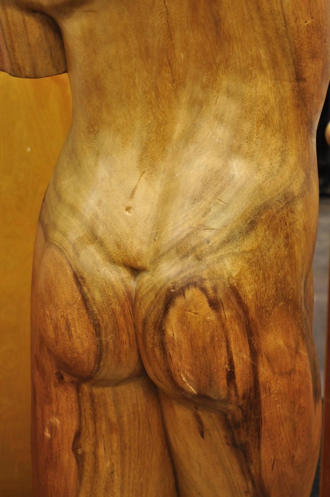 Scultura in legno intagliato di nudo maschile a grandezza naturale da 60