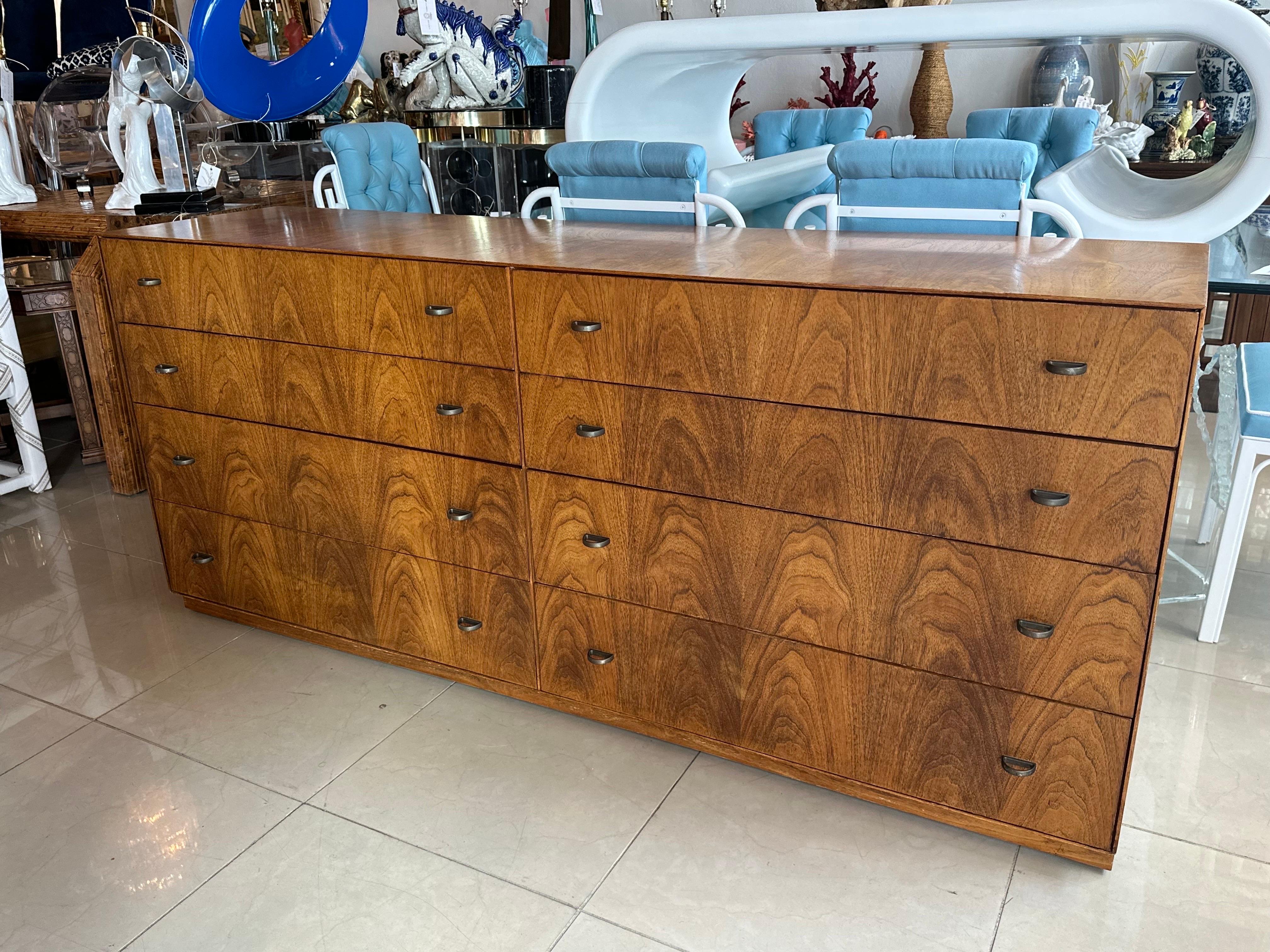 Vintage Mid Century Modern 8 Drawer Dresser By Directional Custom Collection  For Sale 5