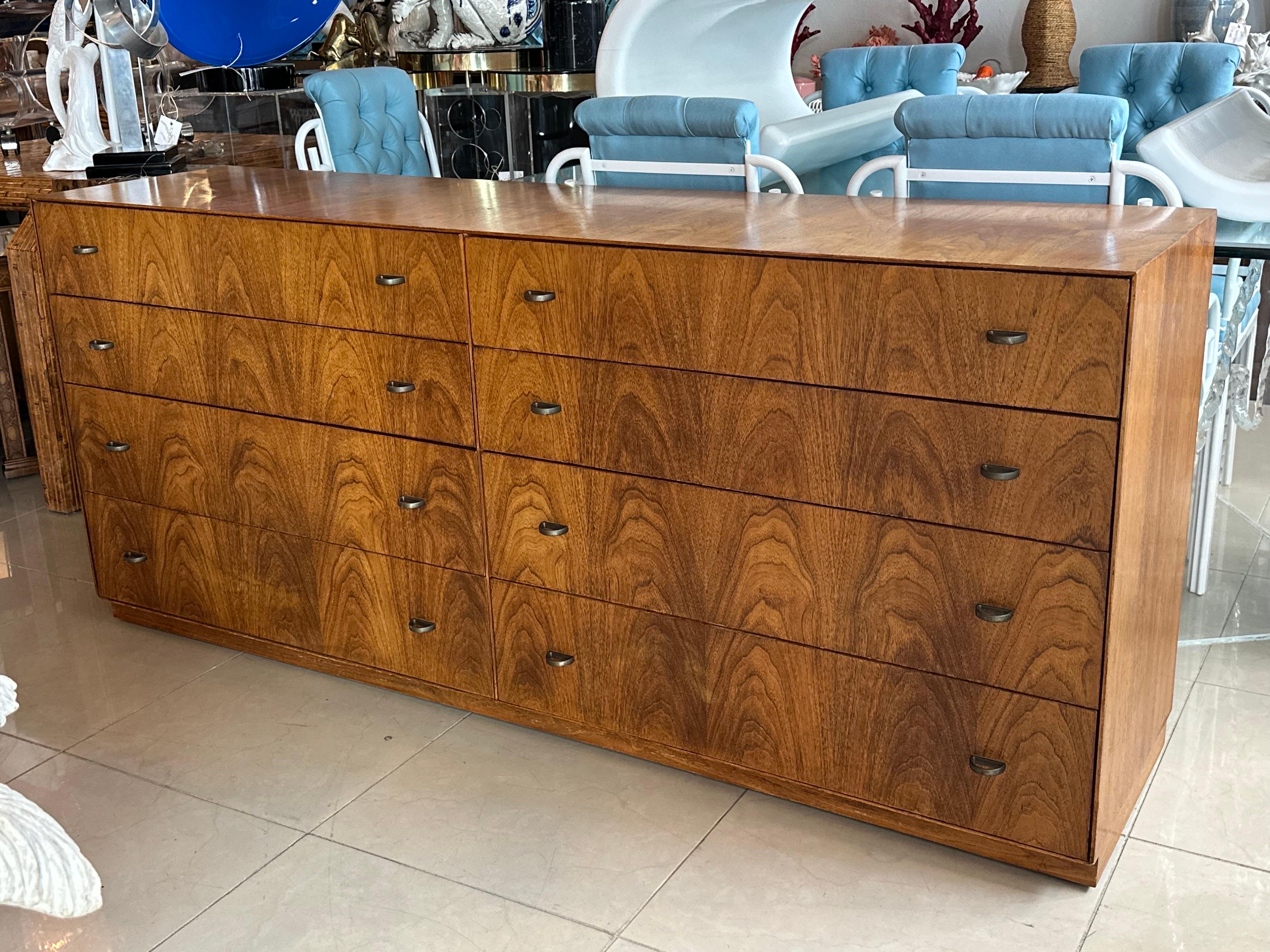 American Vintage Mid Century Modern 8 Drawer Dresser By Directional Custom Collection  For Sale