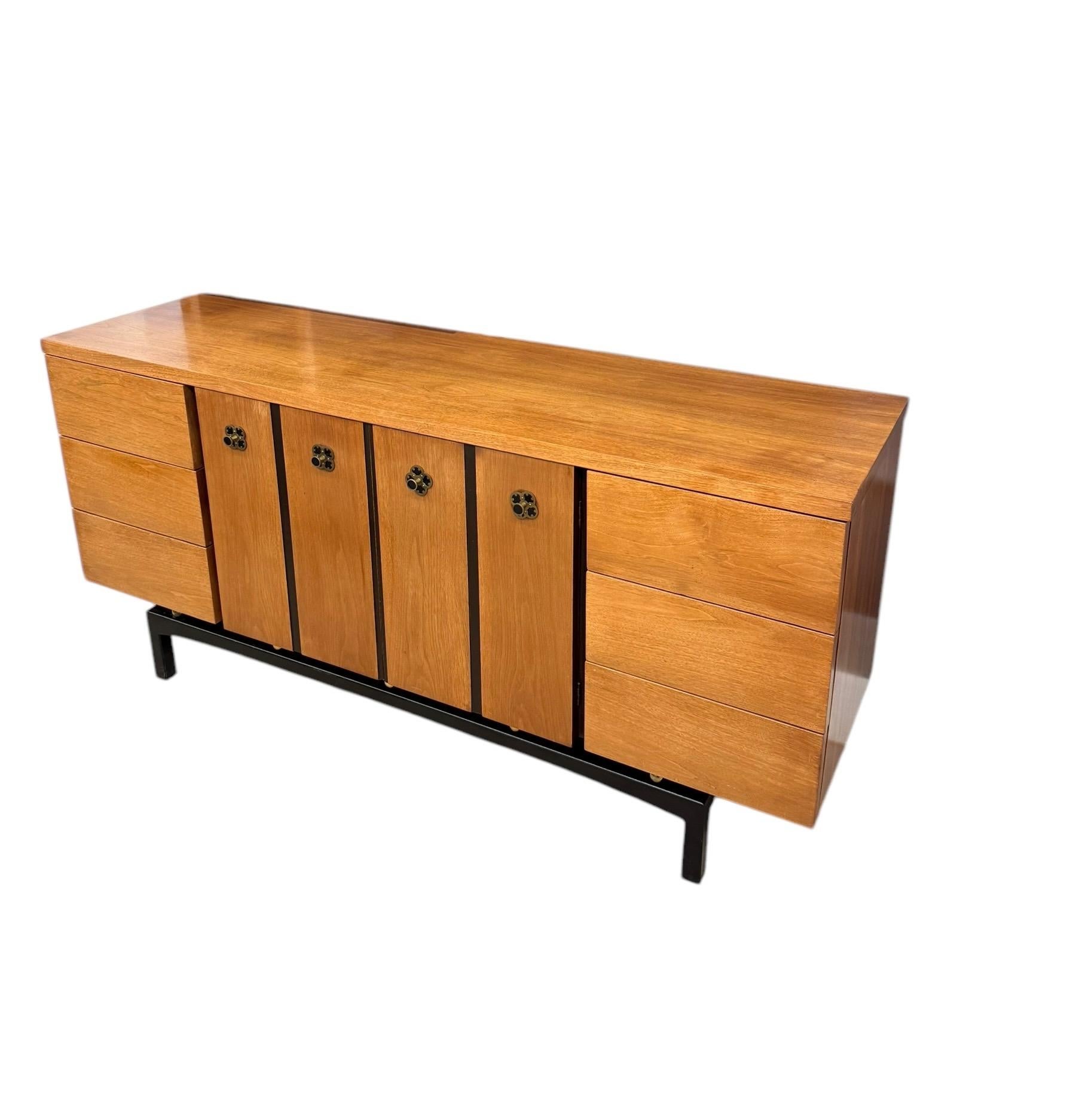 Cómoda de 9 cajones Vintage Mid Century Modern de Hooker para Mainline Furniture Moderno de mediados de siglo en venta